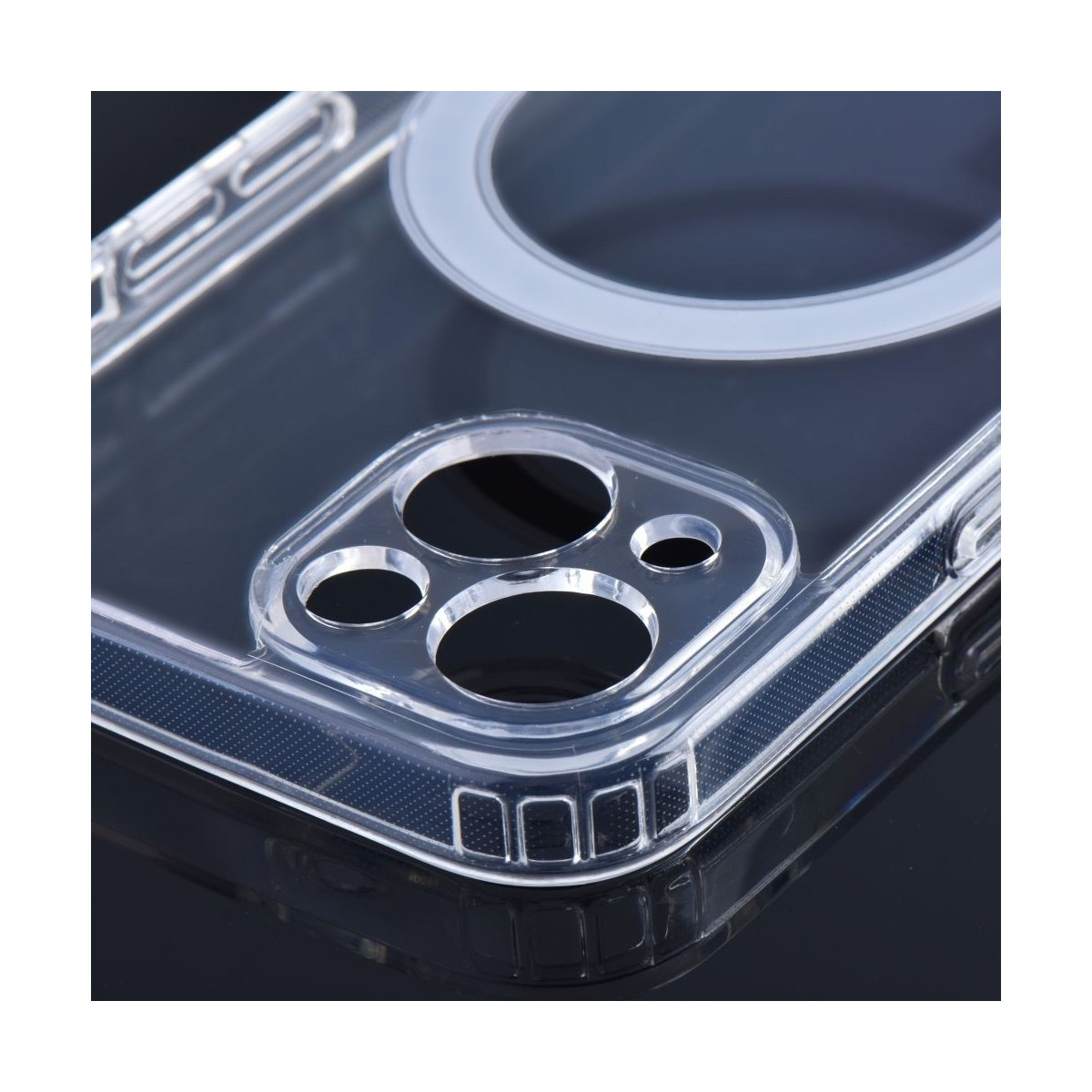 Una funda transparente para teléfono con un recorte para la cámara y un círculo magsafe. La funda está sobre una superficie negra.