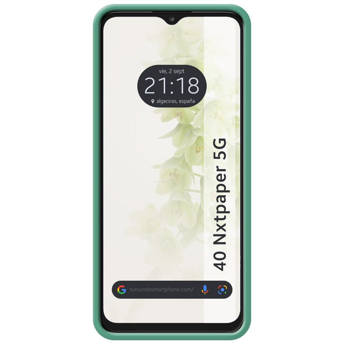 Schermo del telefono con ora e luogo. Il telefono ha una custodia verde e uno sfondo floreale.