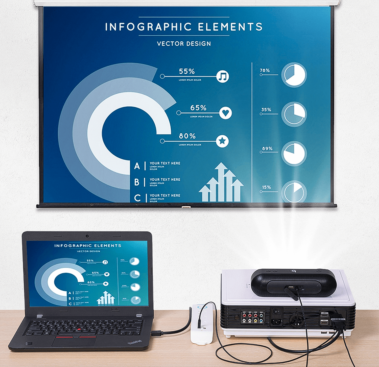 Projektor wyświetlający wykres na ekranie, z laptopem i dodatkowymi urządzeniami w pokoju.