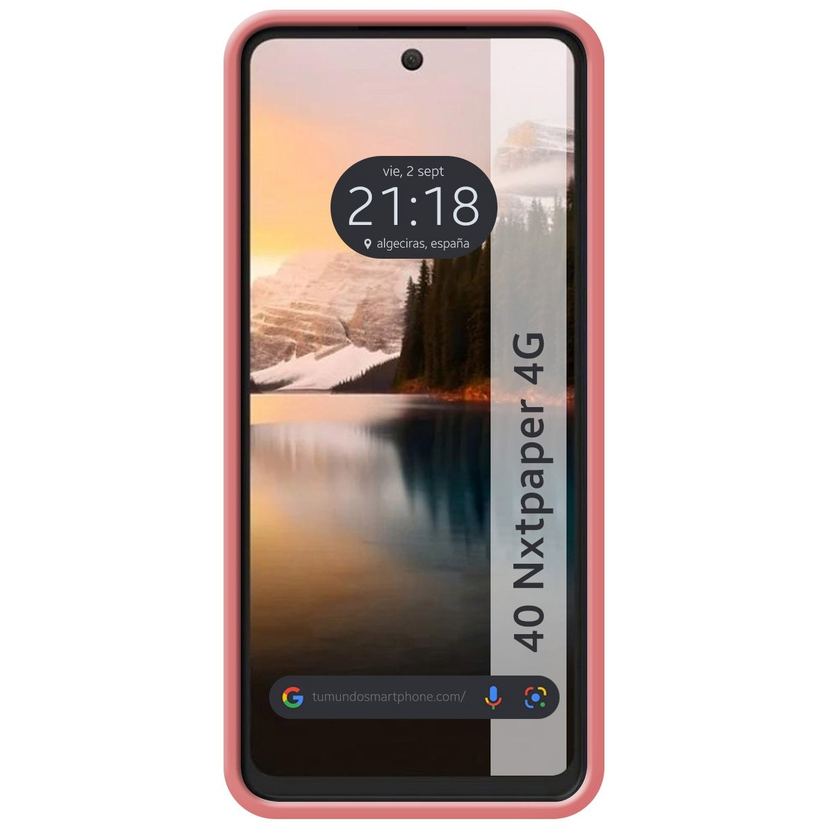 Telefono in una custodia rosa che mostra un'immagine di paesaggio con l'ora e l'indirizzo del sito web sullo schermo.
