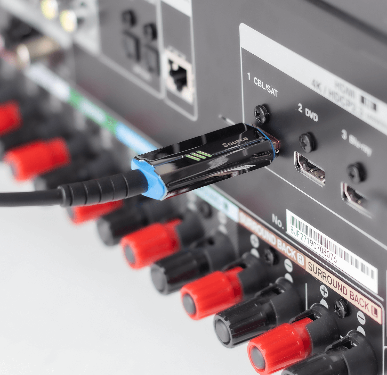 Czarny kabel podłączony do urządzenia z czerwonymi i czarnymi złączami.