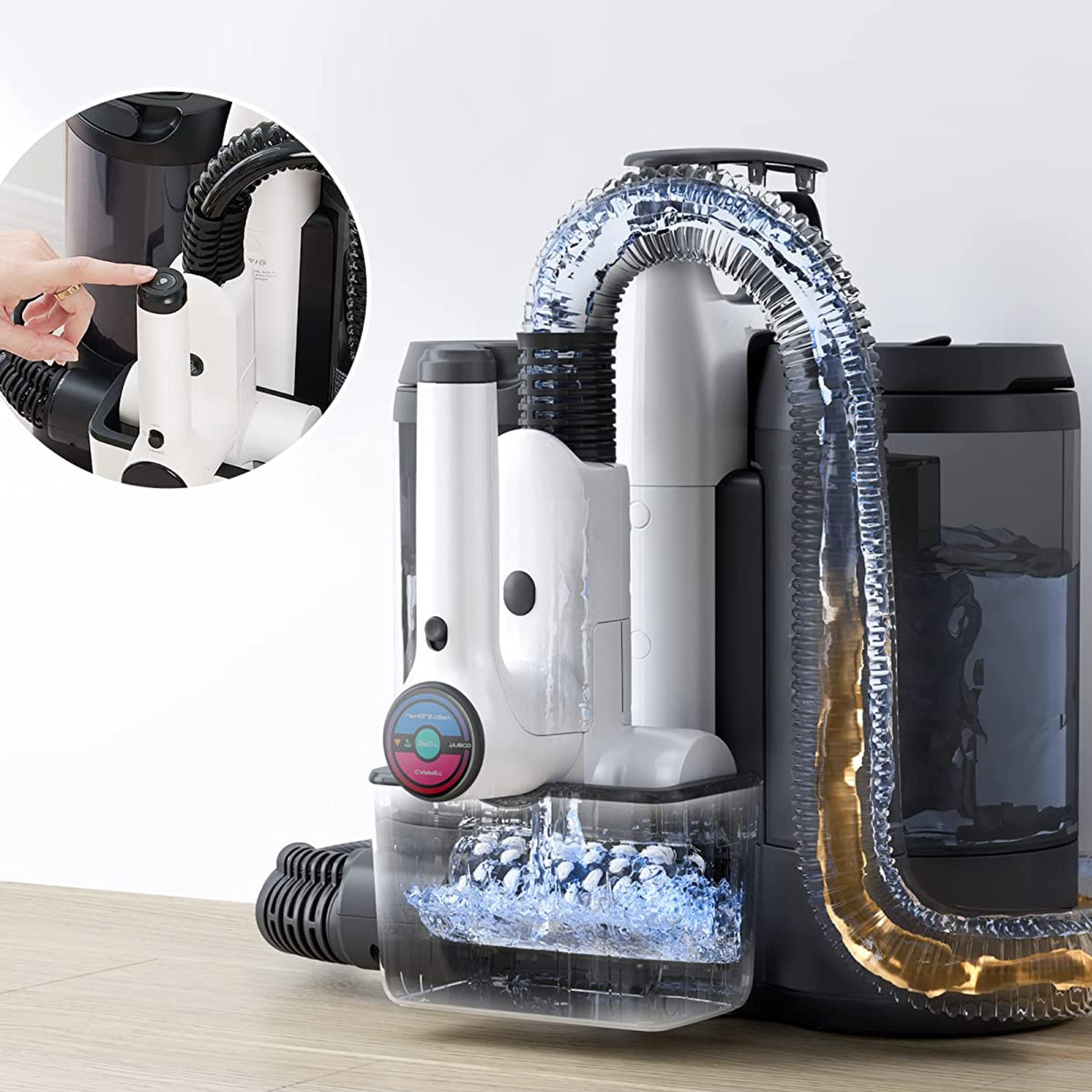 Aspirapolvere con acqua che scorre attraverso un tubo trasparente. Mano che preme un pulsante. Sfondo scuro.
