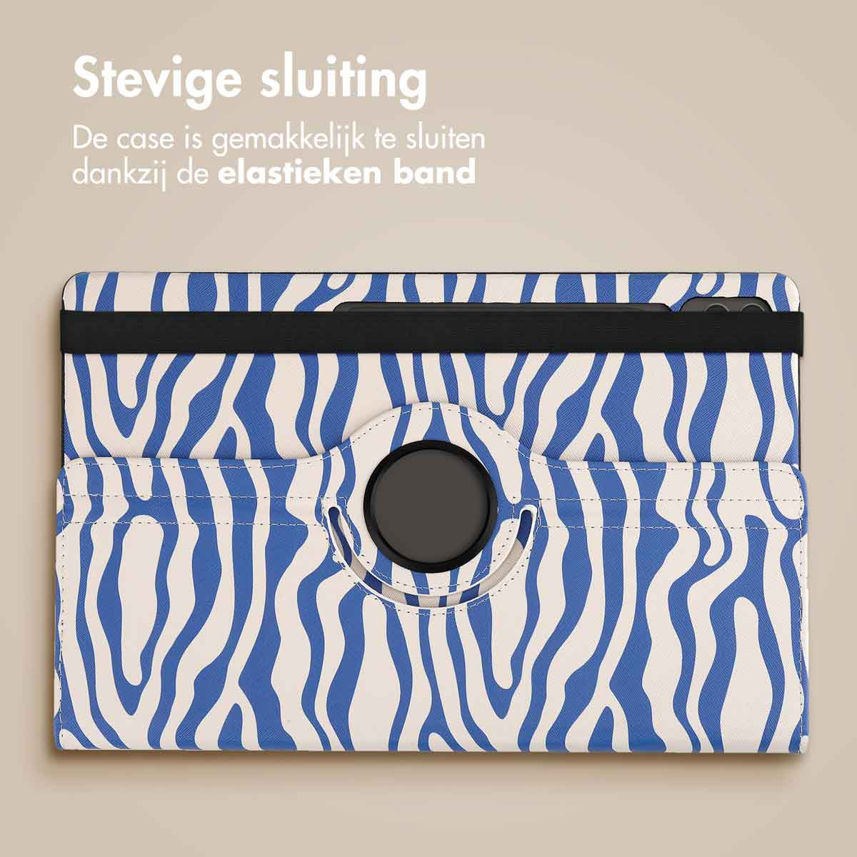 Blauw-wit zebraprint tablethoes met zwart elastiek voor sluiting.