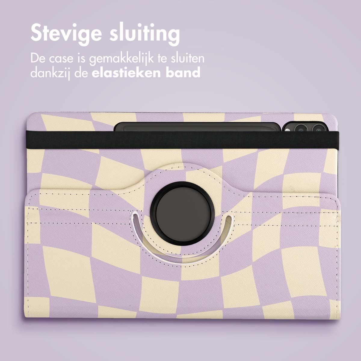 Purple and beige checkered tablet case, closed. Black strap visible. Text is in Dutch.