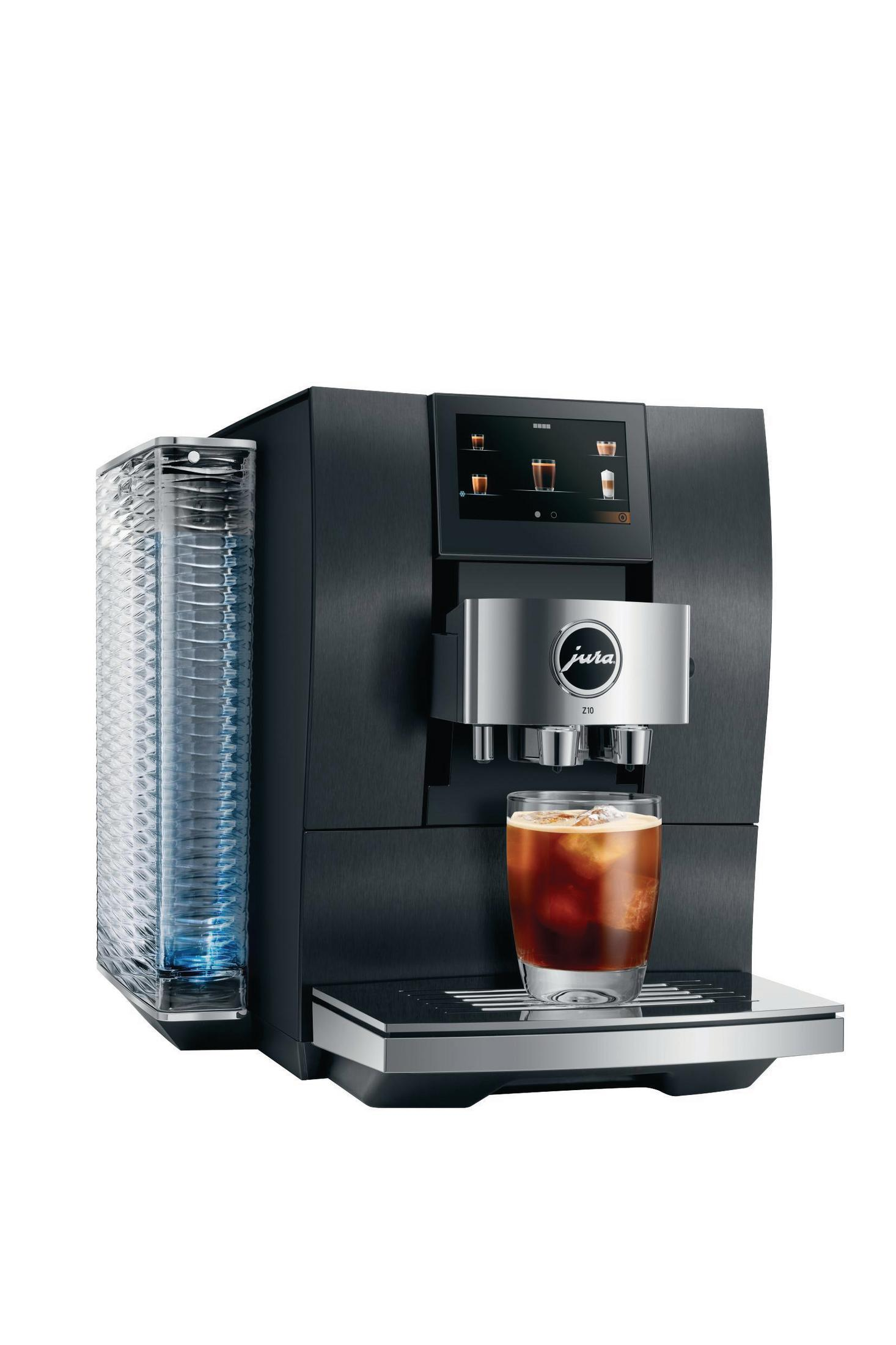 Czarny ekspres do kawy Jura ze szklanką mrożonej kawy na białym tle.