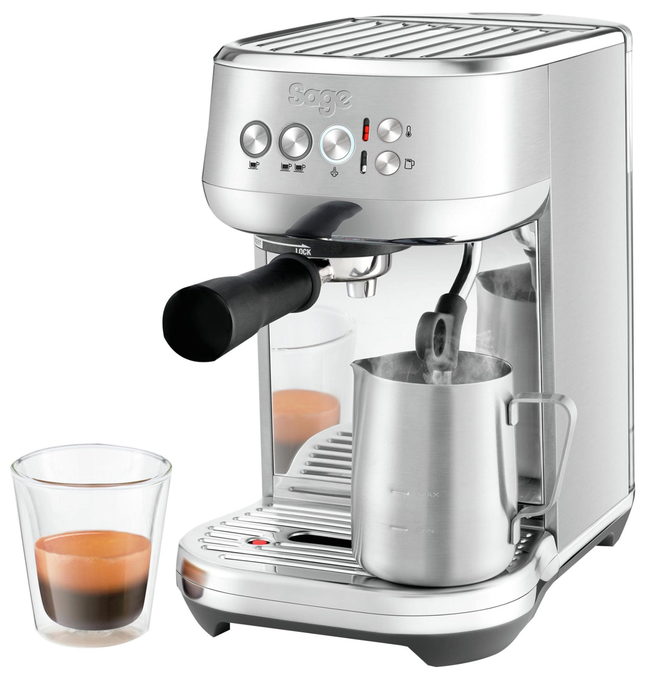 Silberne Espressomaschine mit Glas und Milchkanne.
