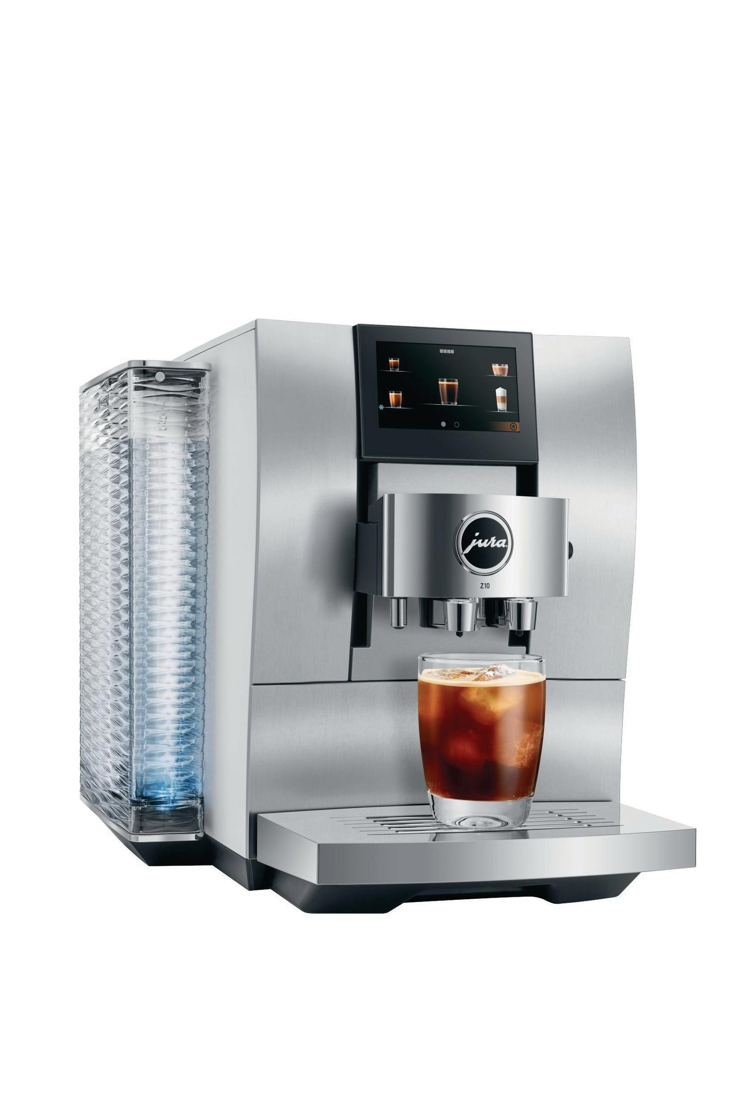 Silberne Jura Kaffeemaschine mit Touchscreen, Glas mit Eiskaffee und einem Tassenhalter.
