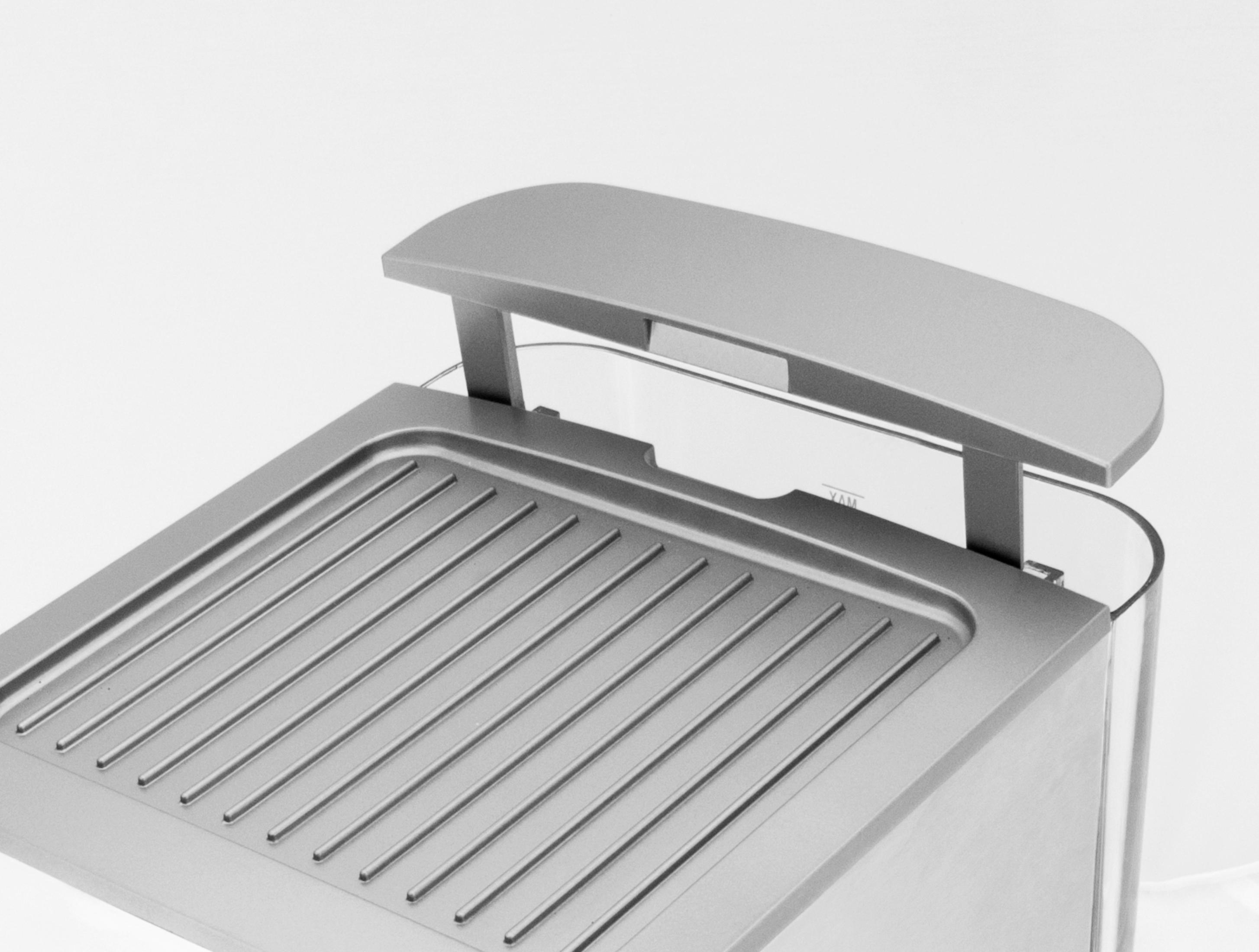 Zbliżenie, obraz w skali szarości szarego pojemnika na wodę z poziomymi liniami.