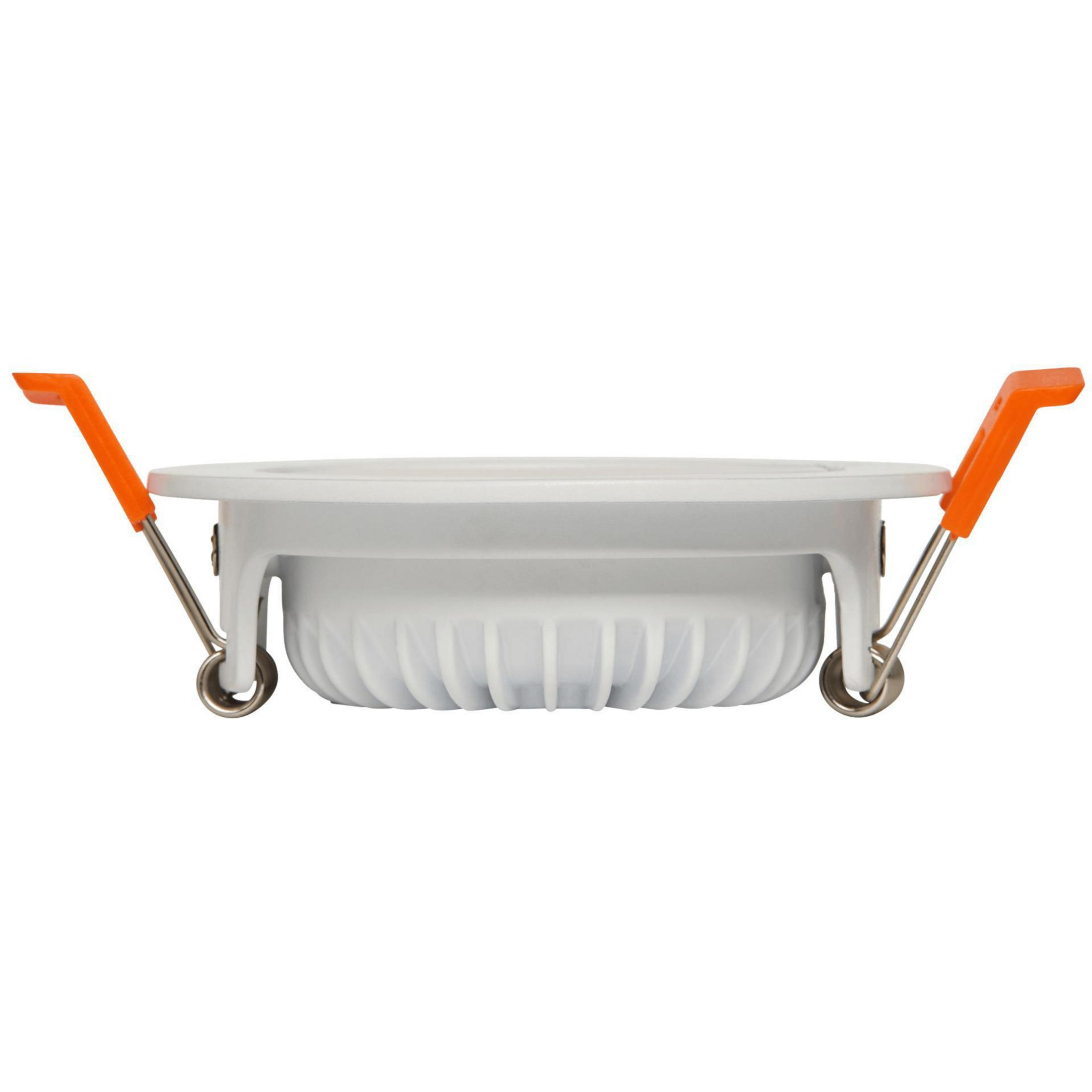 Weiße LED-Deckenleuchte mit orangefarbenen Halterungen. Weißer Hintergrund.