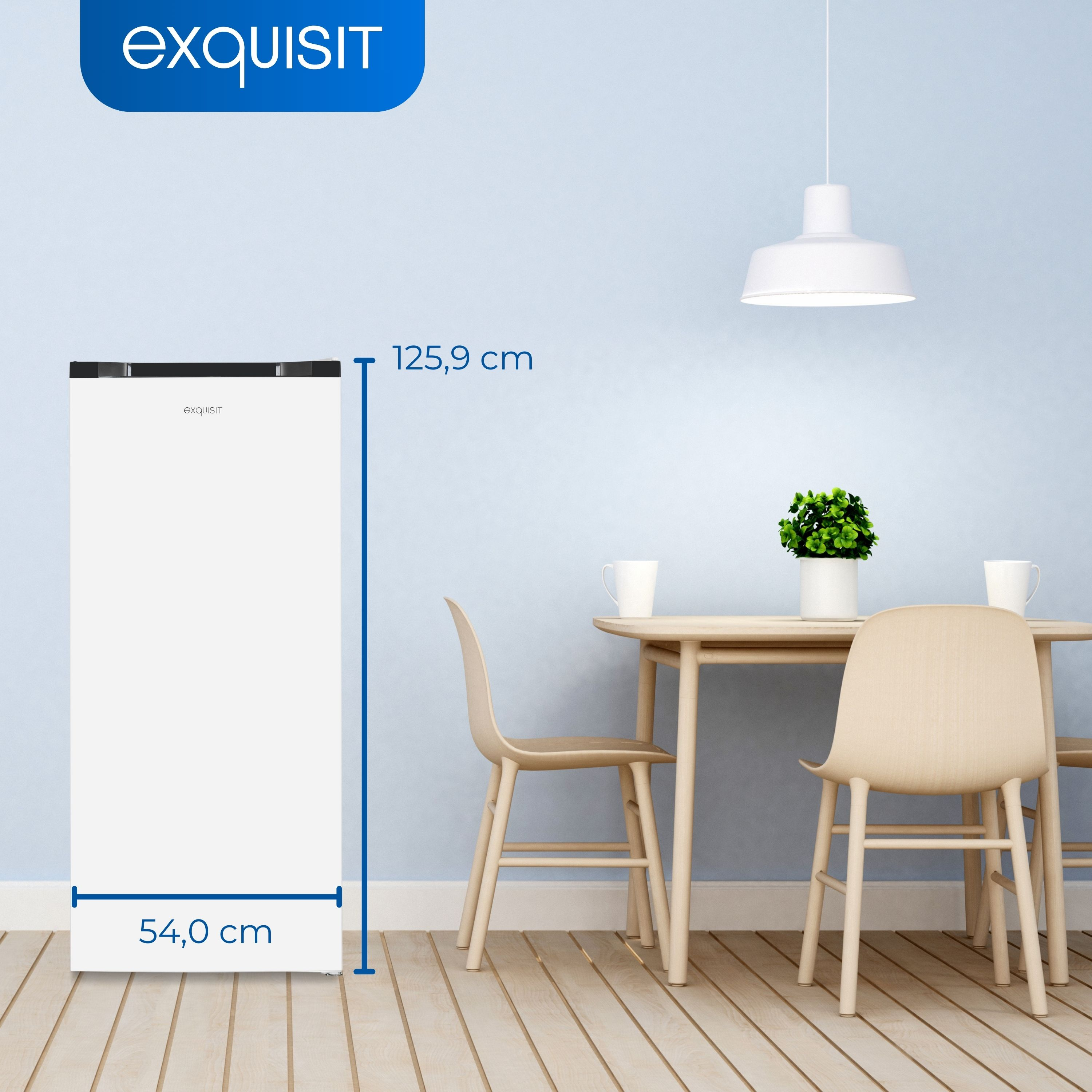 Weißer Exquisit Kühlschrank, 125,9 cm hoch. Beige Stühle und Holztisch vor blauer Wand.
