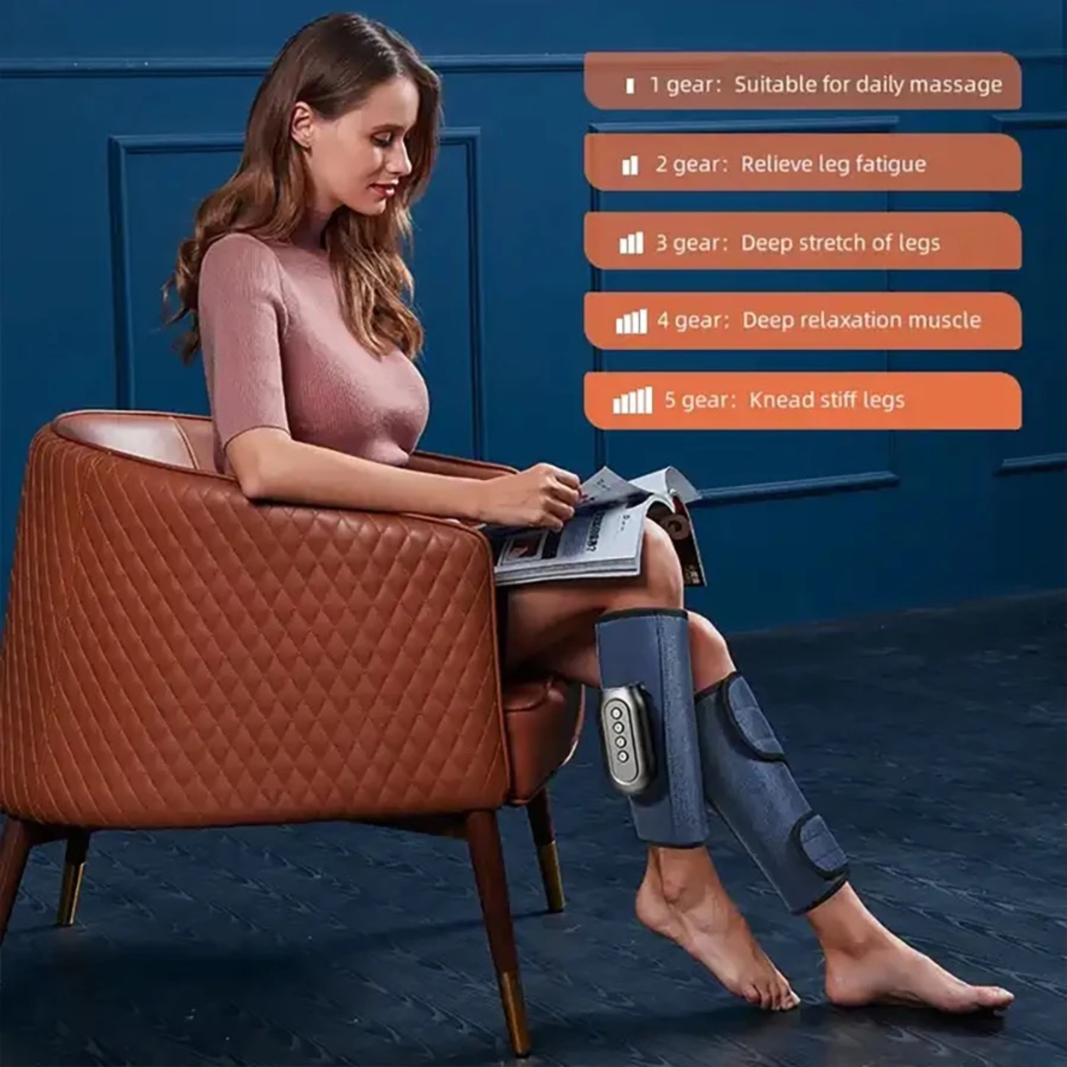 Kobieta siedzi z masażerem nóg, czytając. Tekst na urządzeniu wskazuje poziomy masażu.