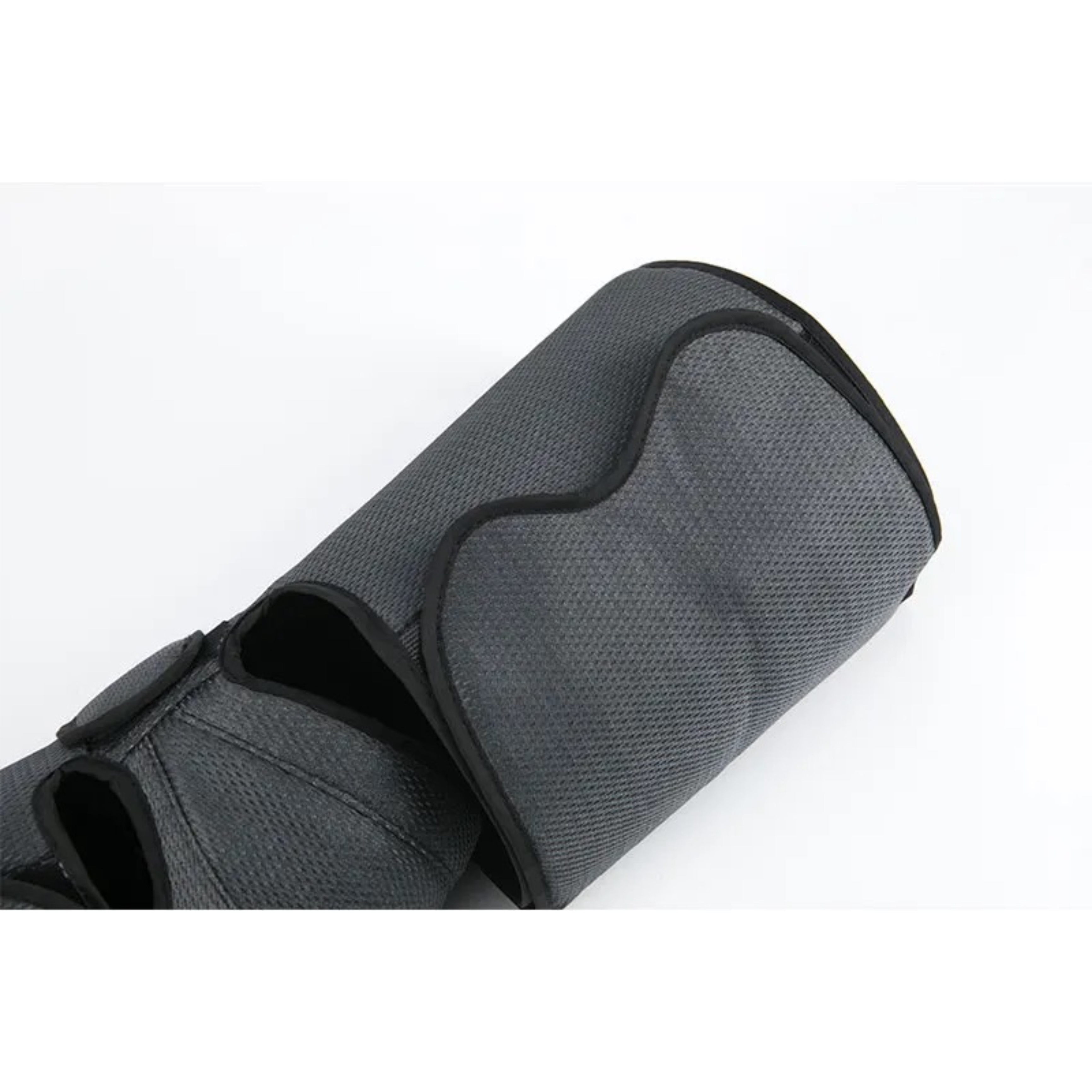 Szary, siatkowaty stabilizator nogi. Czarne krawędzie. Białe tło.