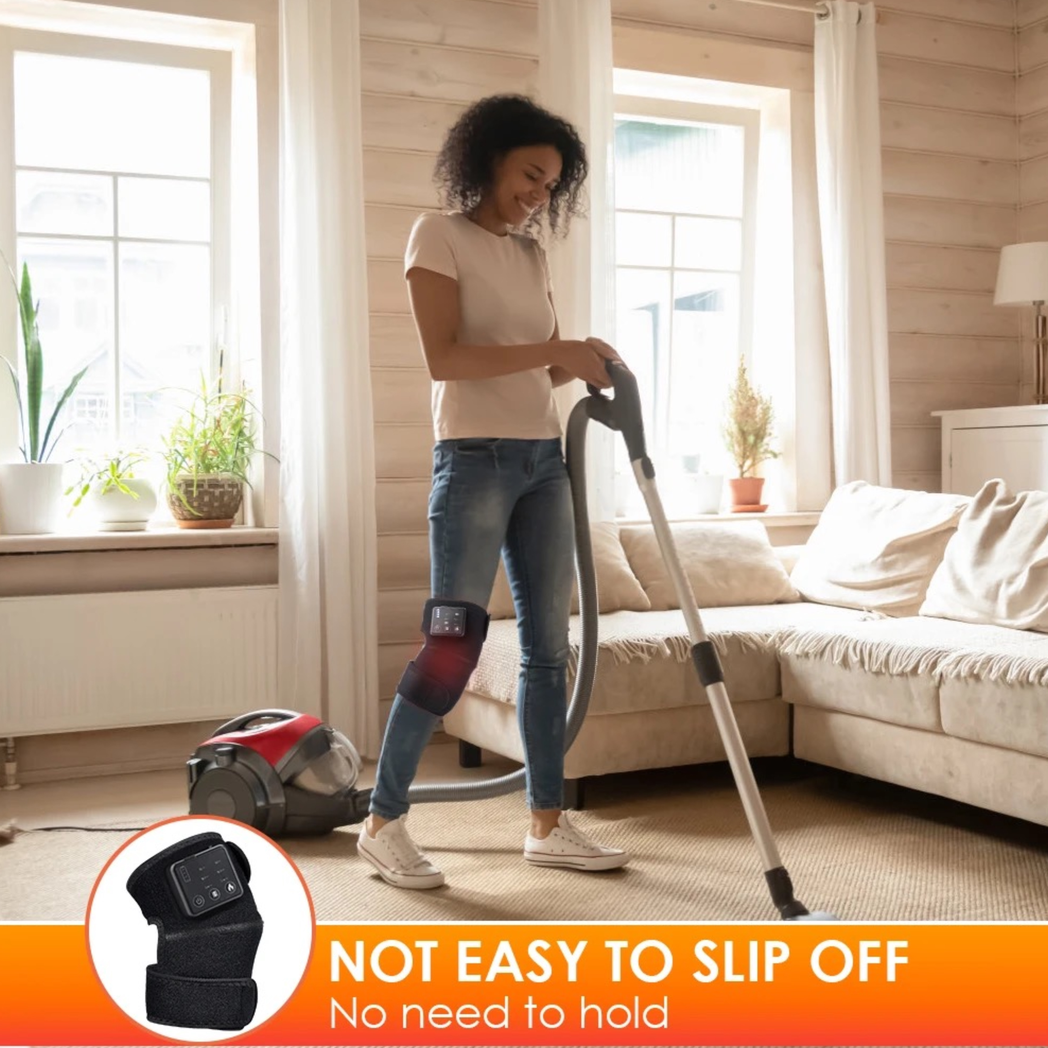 Kobieta odkurza salon, nosząc ortezę kolana. Czerwony odkurzacz stoi na podłodze.