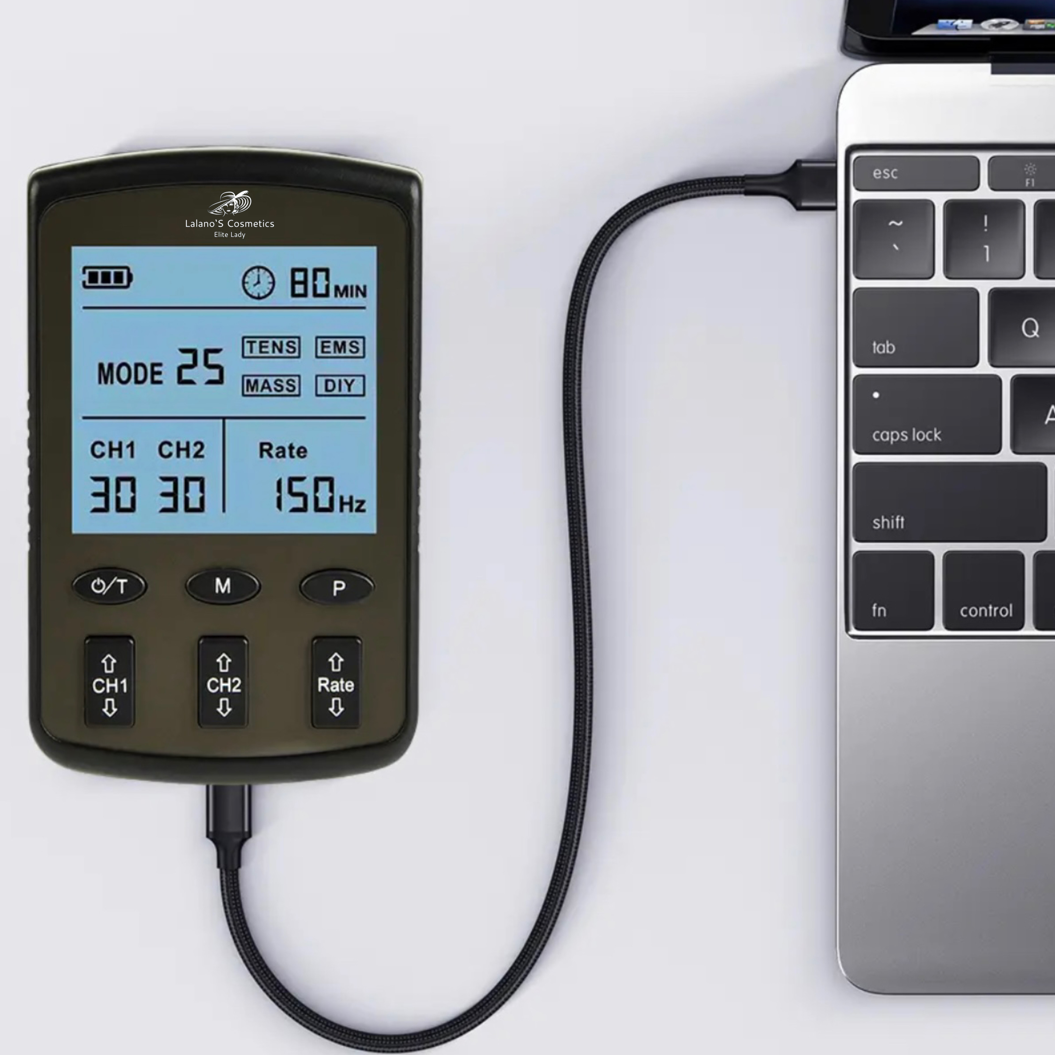 Czarne urządzenie z ekranem, podłączone do laptopa czarnym kablem. Widoczny tryb i ustawienia.