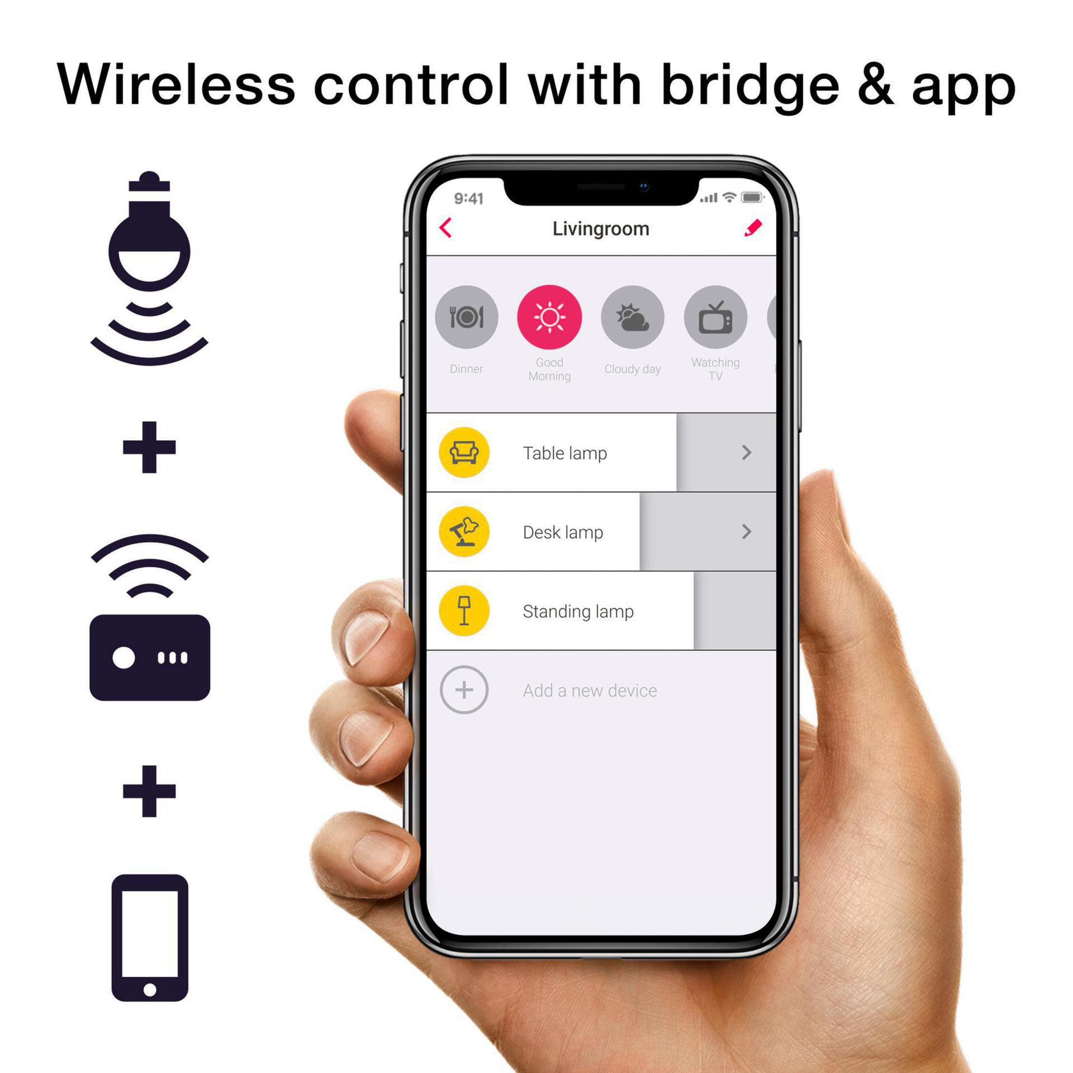 Hand, die ein Smartphone hält und eine Smart-Home-App mit Lichtsteuerungsoptionen zeigt.