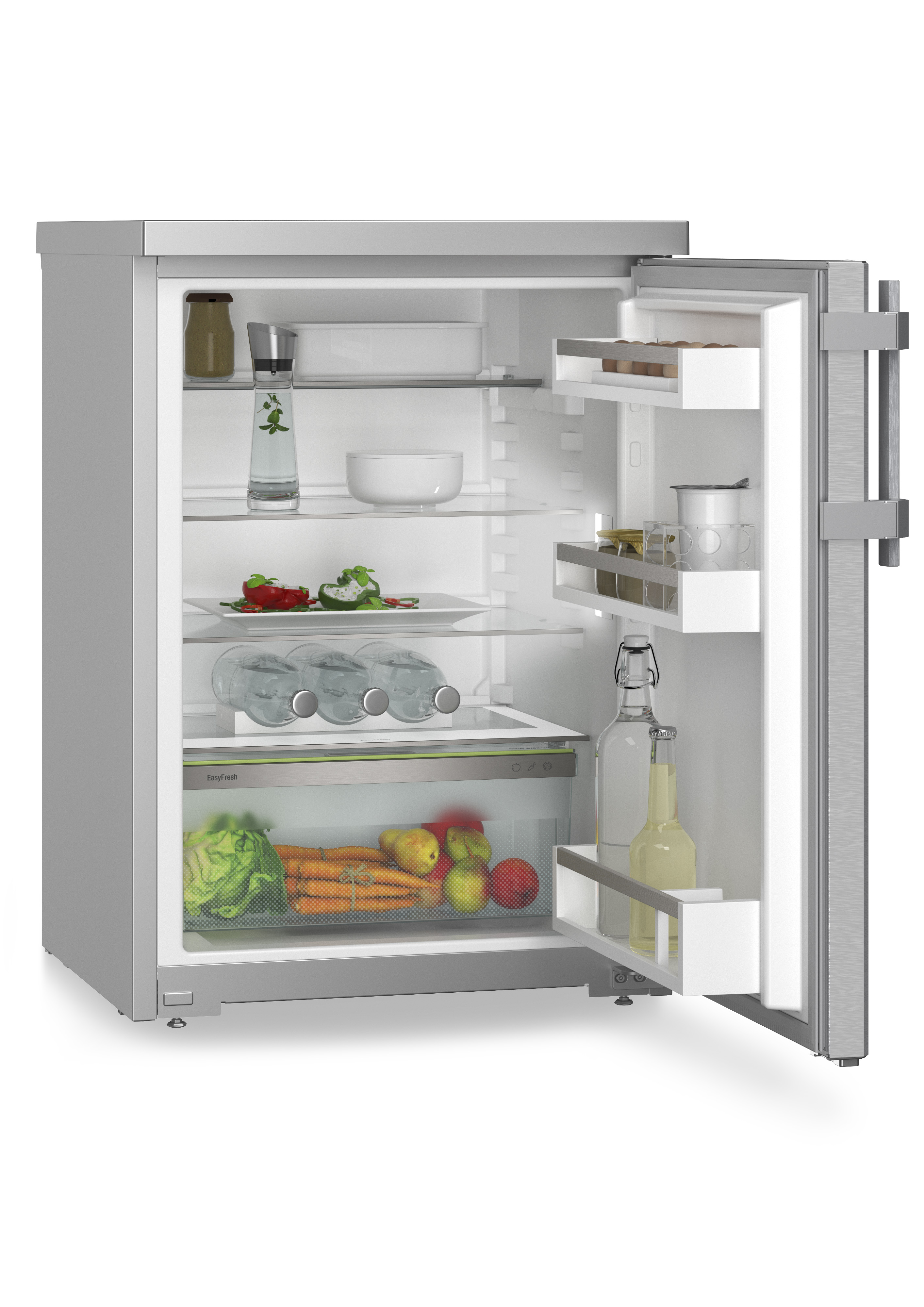 Un refrigerador plateado con la puerta abierta. Contiene estantes, comida y una botella.