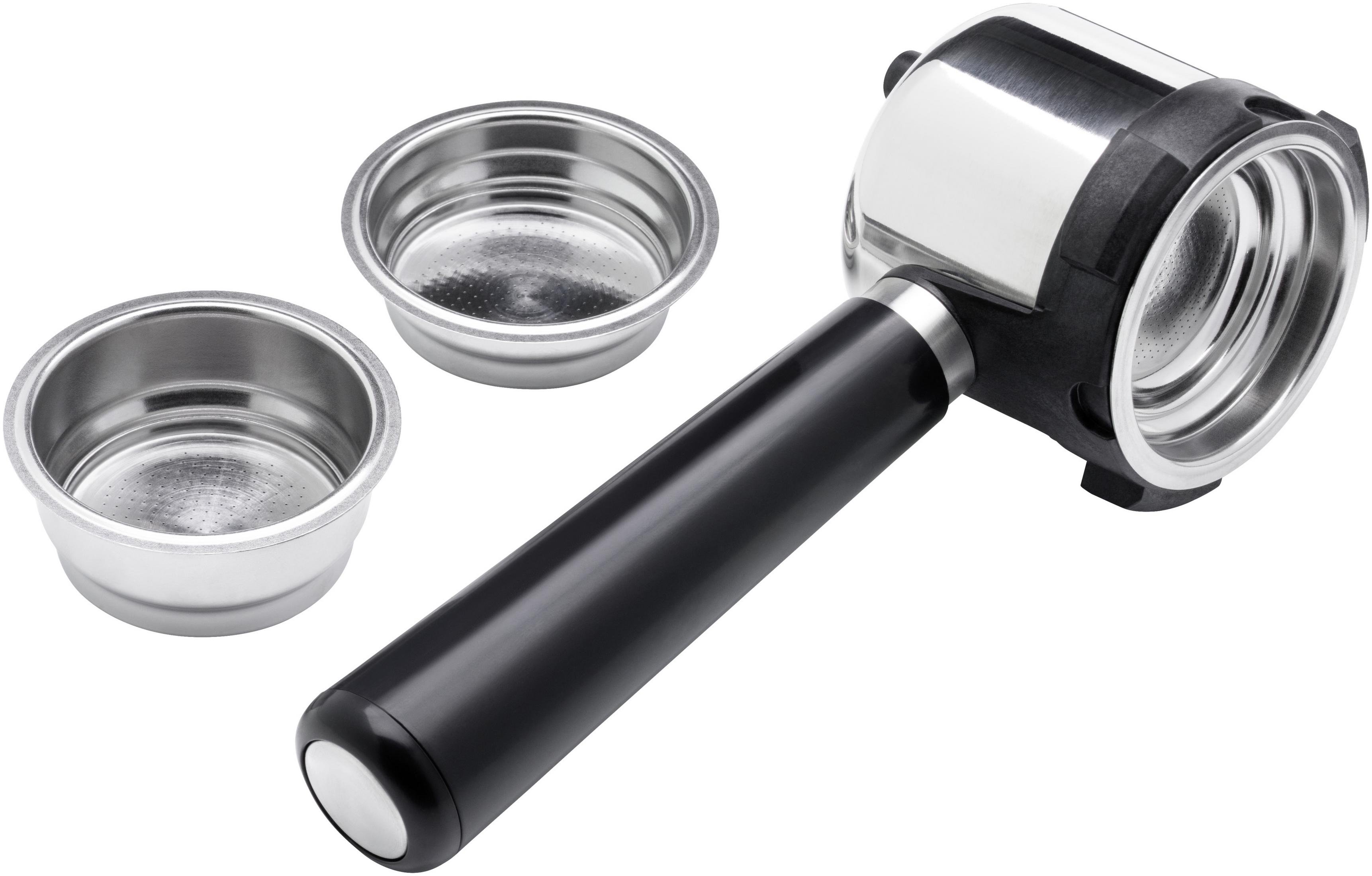 Een koffiemachine portafilter en twee filtermanden op een wit oppervlak. De portafilter is zwart en zilver.