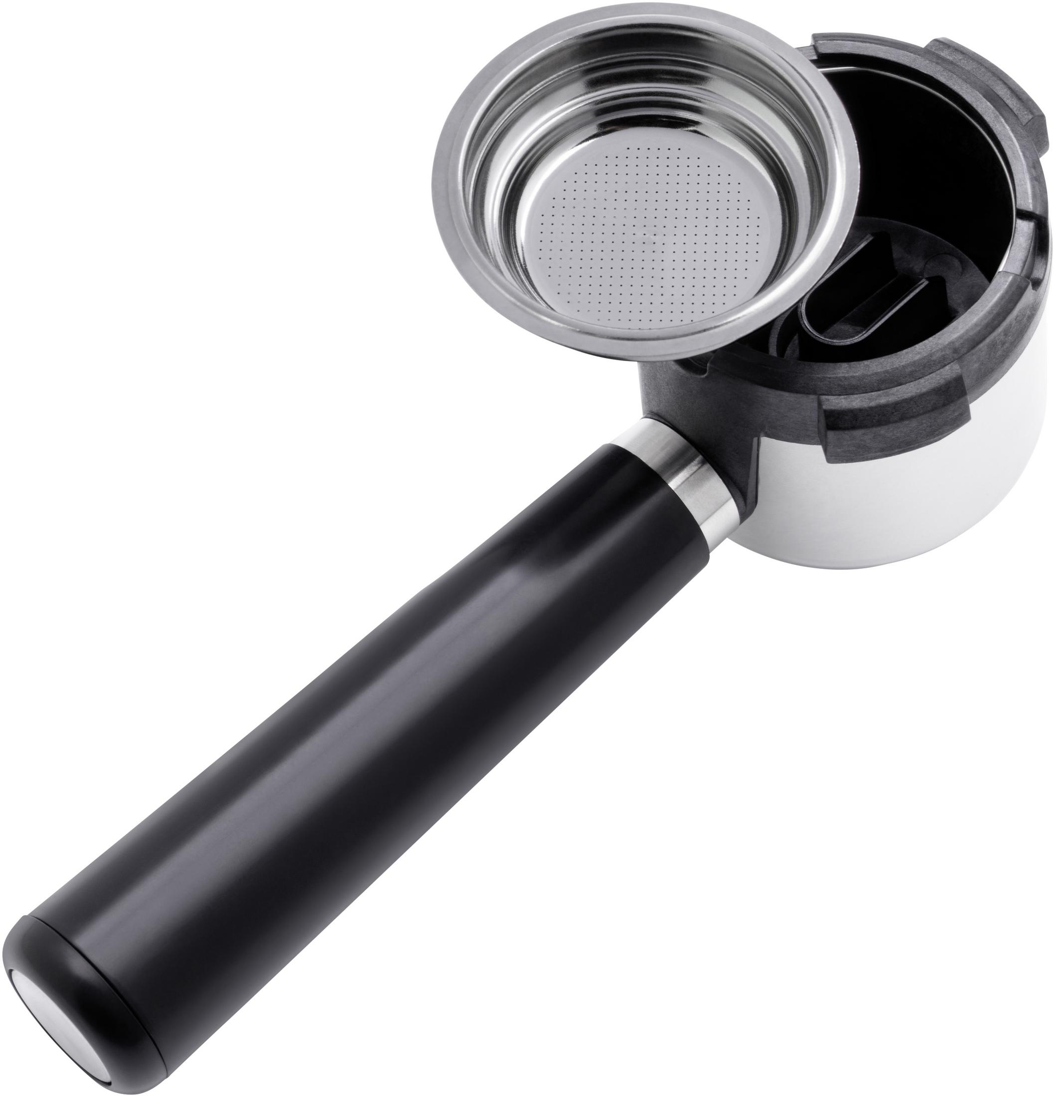 Een portafilter van een espressomachine. Het heeft een zwarte handgreep, een witte basis en een stalen filtermand. Geïsoleerd op wit.