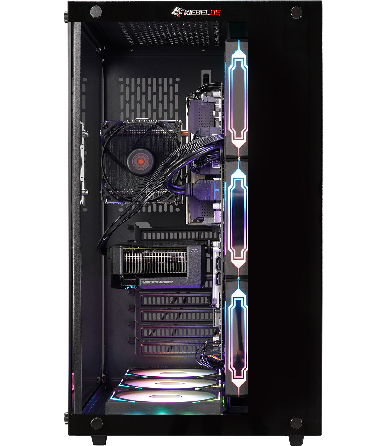 Interieur van gaming-pc. Glazen zijpaneel, componenten zichtbaar. RGB-verlichting op ventilatoren.