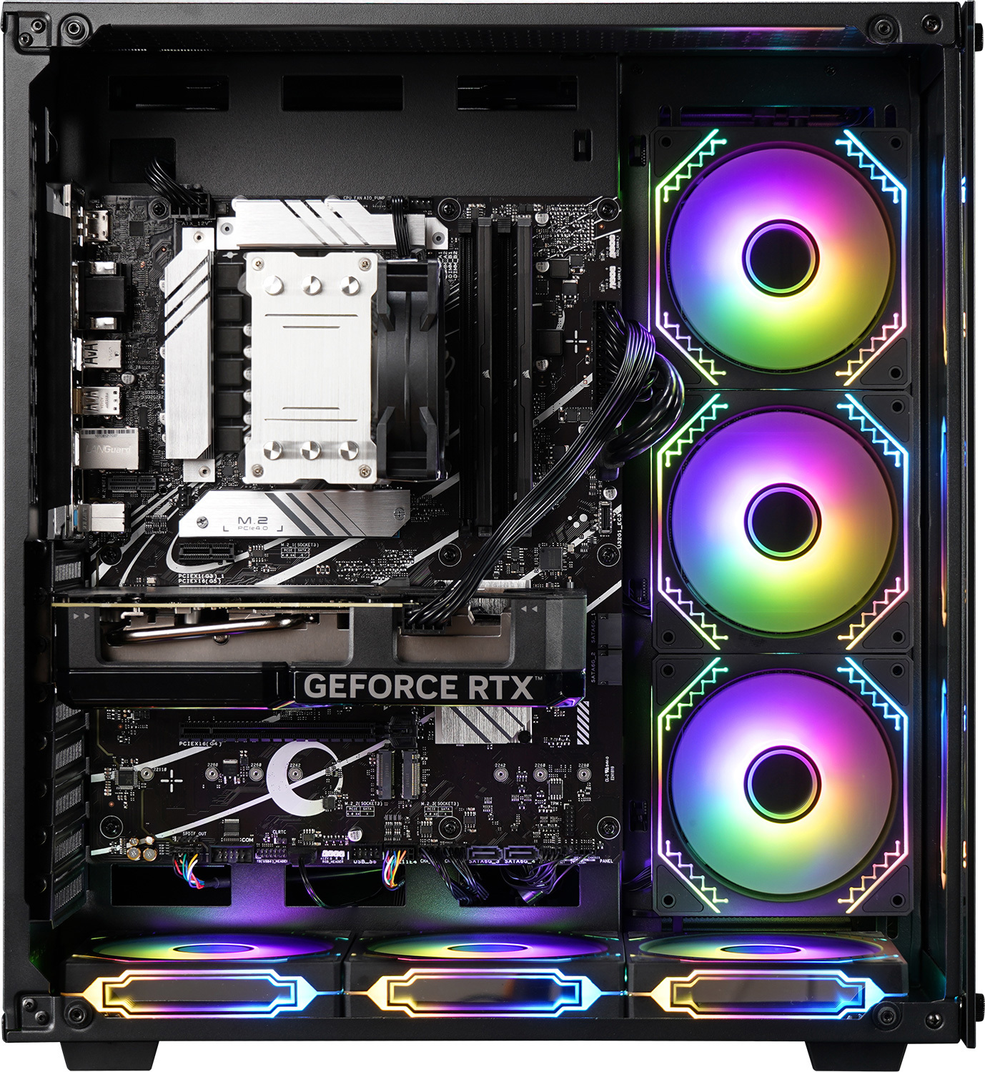 Computerinterieur met moederbord, CPU-koeler, GPU, ventilatoren met RGB-verlichting en kabels.
