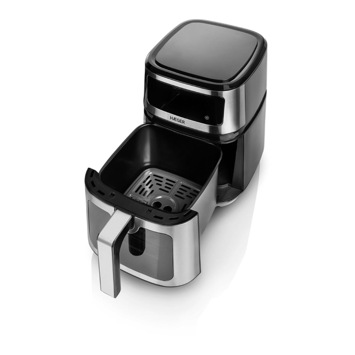 Frytkownica powietrzna z otwartym koszem. Ma czarno-srebrny design i znajduje się na białym tle.