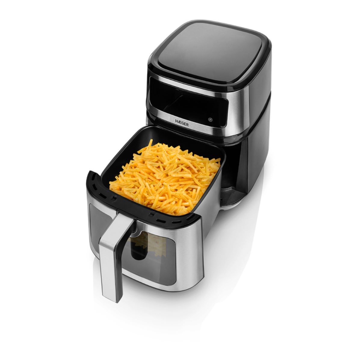 Frytownica beztłuszczowa z frytkami w koszu. Frytownica jest czarna i srebrna, otwarta, by pokazać frytki.