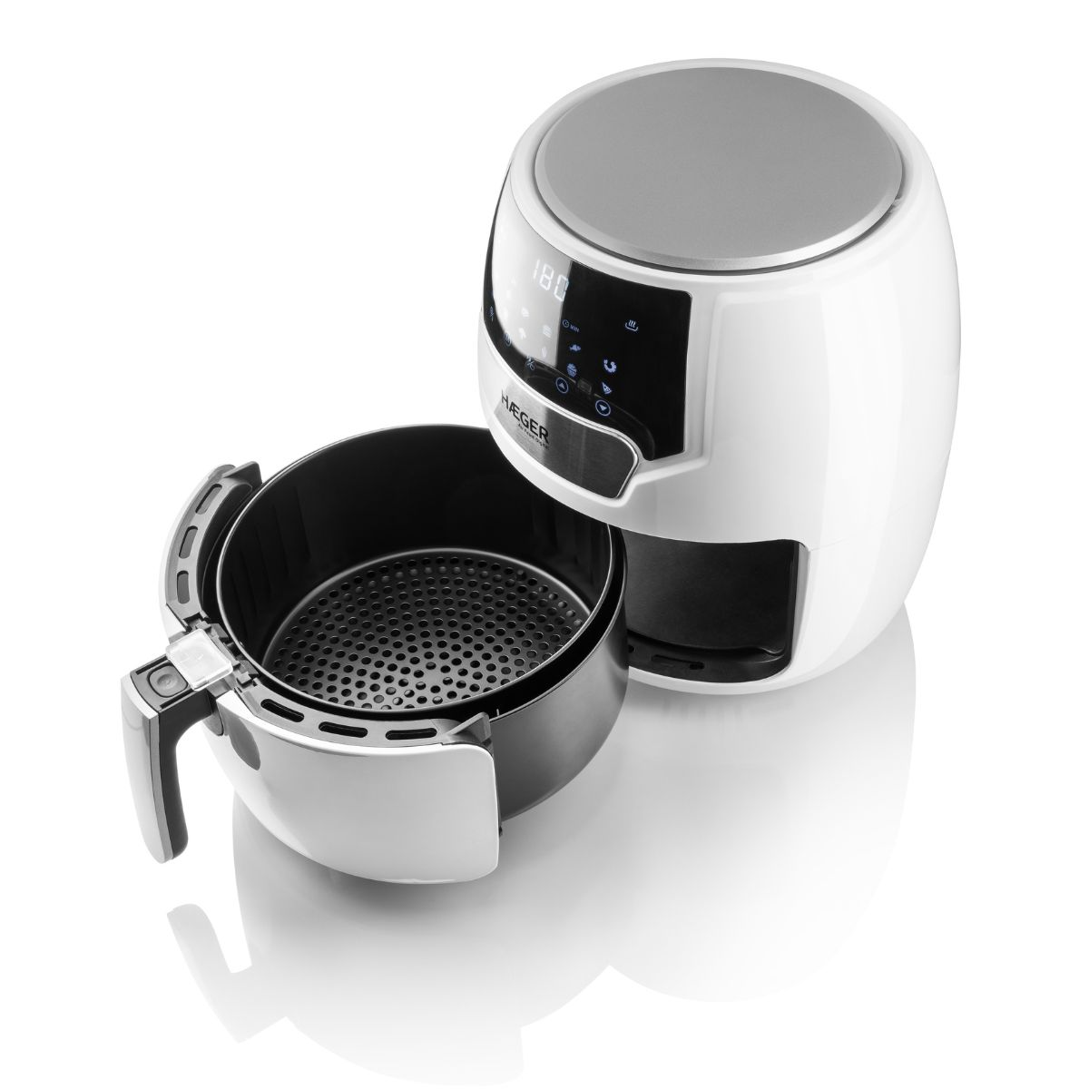 Biała i szara frytkownica powietrzna z otwartym koszem. Panel sterowania pokazuje 180 stopni.