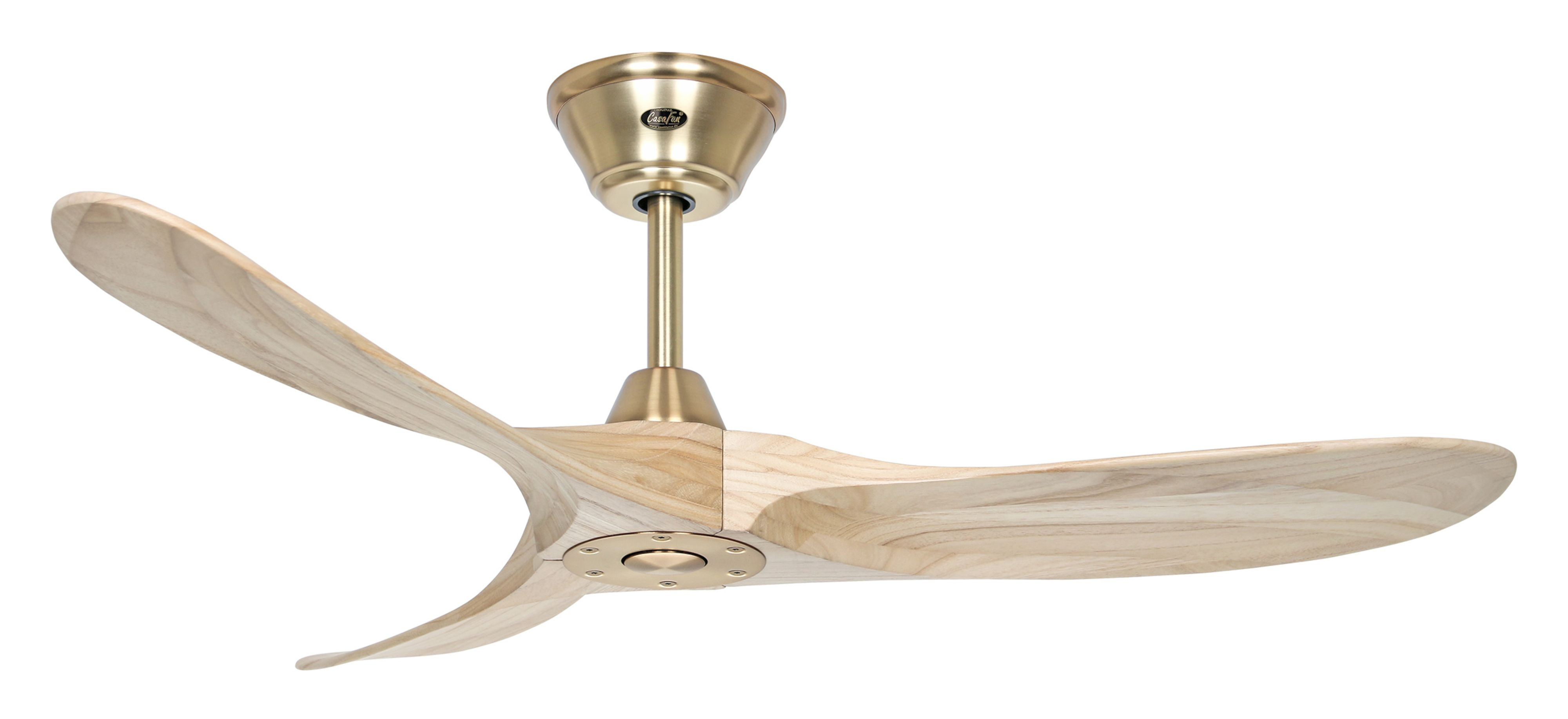 Ventilatore da soffitto con tre pale in legno, alloggiamento motore dorato e sfondo bianco.