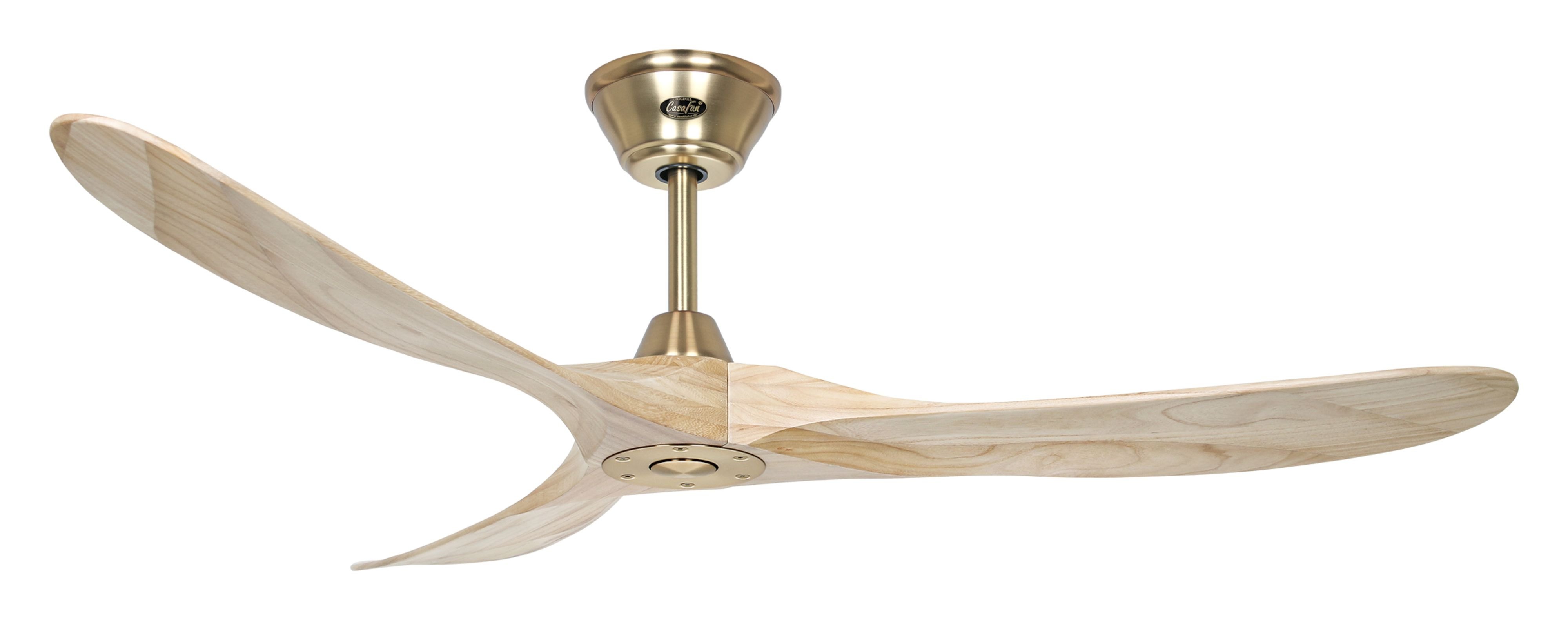 Ventilatore a soffitto con tre pale in legno e alloggiamento motore dorato. Sfondo bianco.