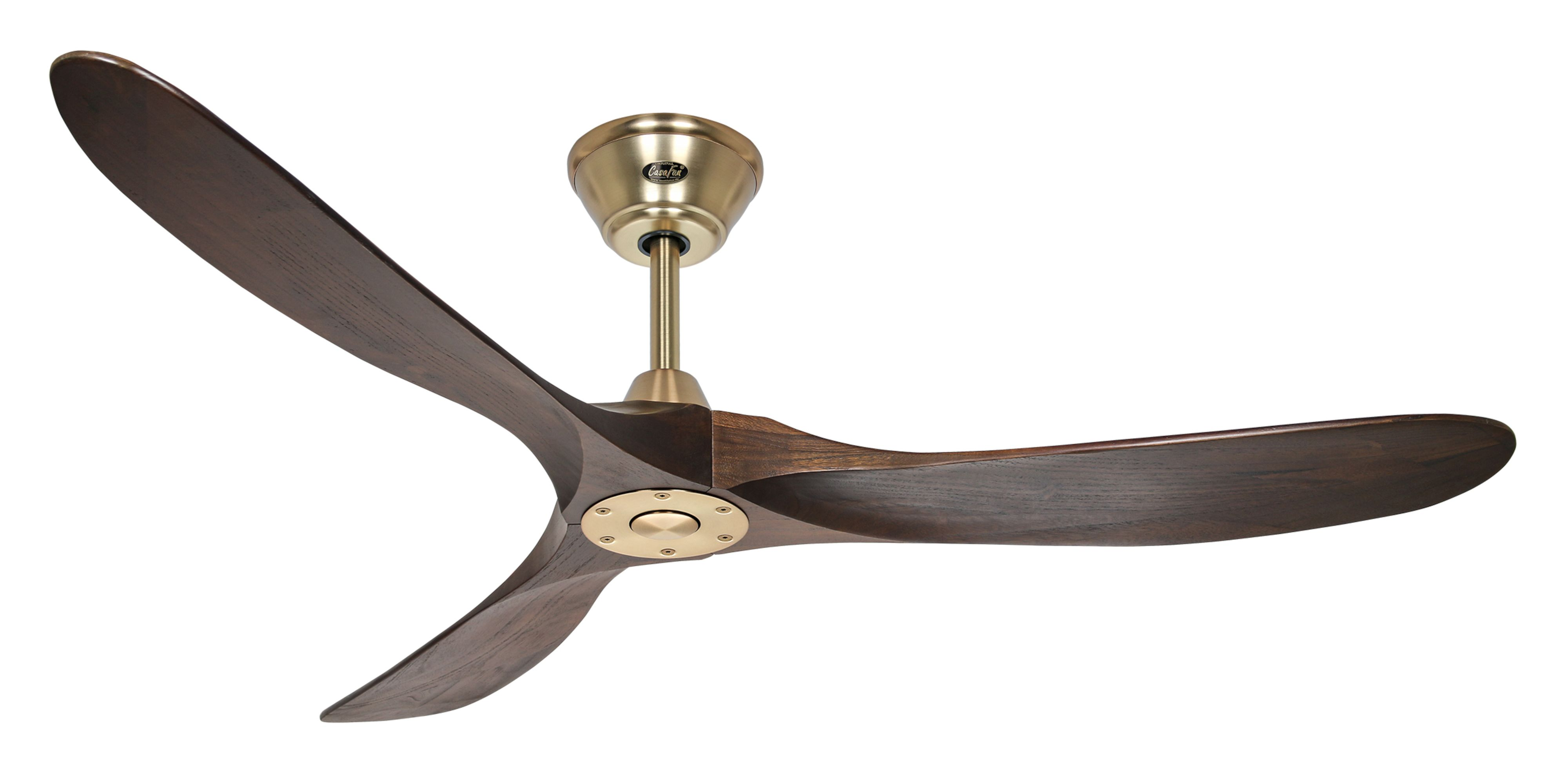 Ventilatore da soffitto con pale marroni e dettagli dorati. Sfondo bianco.