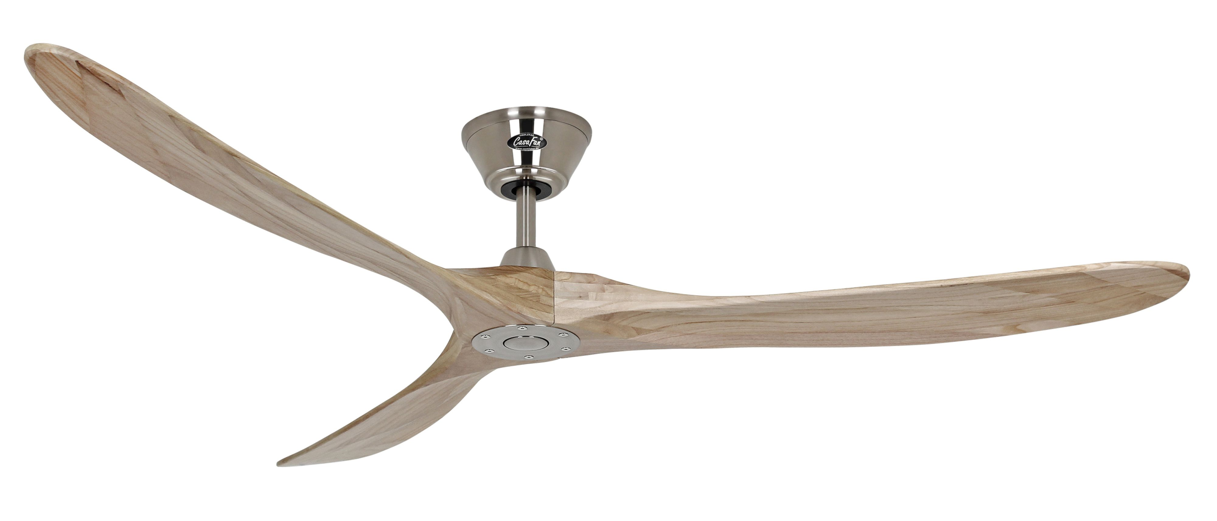 Ventilatore da soffitto con pale in legno e fissaggio in metallo. Sfondo bianco.