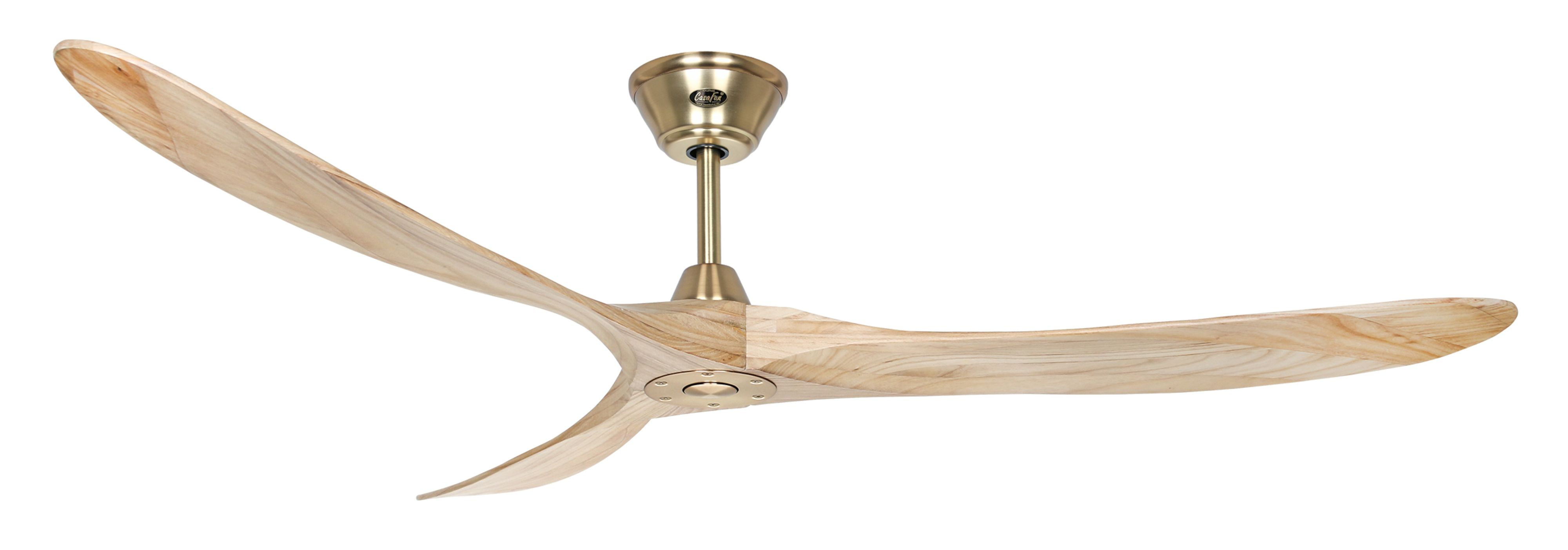 Ventilatore da soffitto in legno. Tre pale. Alloggiamento motore color oro. Sfondo bianco.
