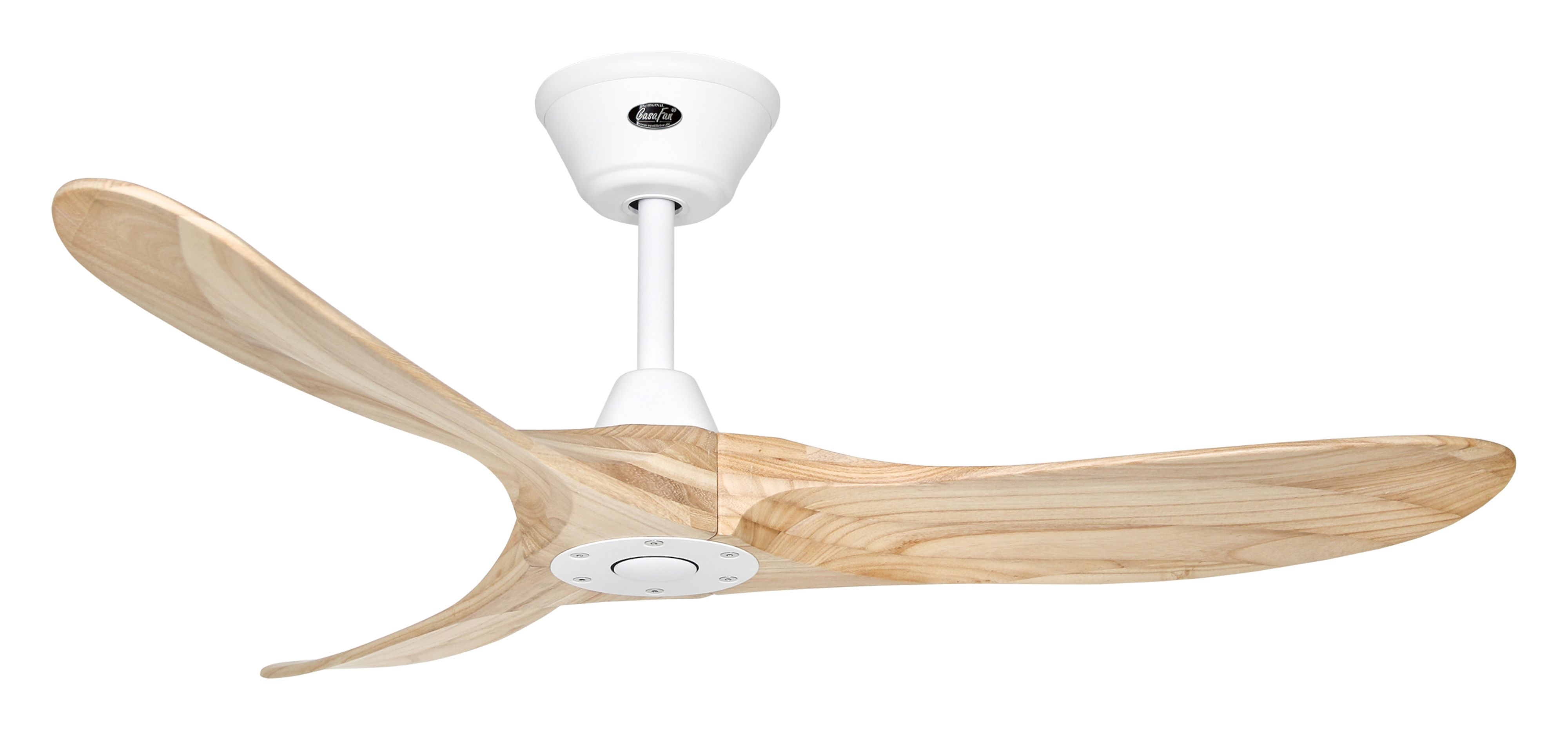 Un ventilatore da soffitto bianco con tre pale in legno. È montato su un soffitto bianco.