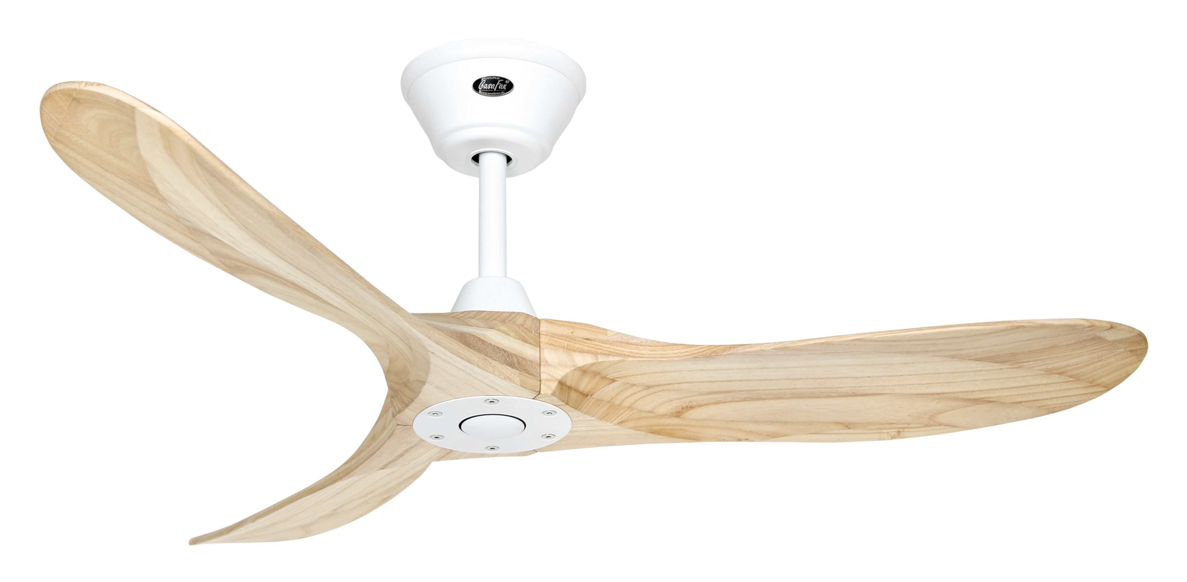 Ventilatore da soffitto bianco con tre pale in legno, su sfondo bianco.