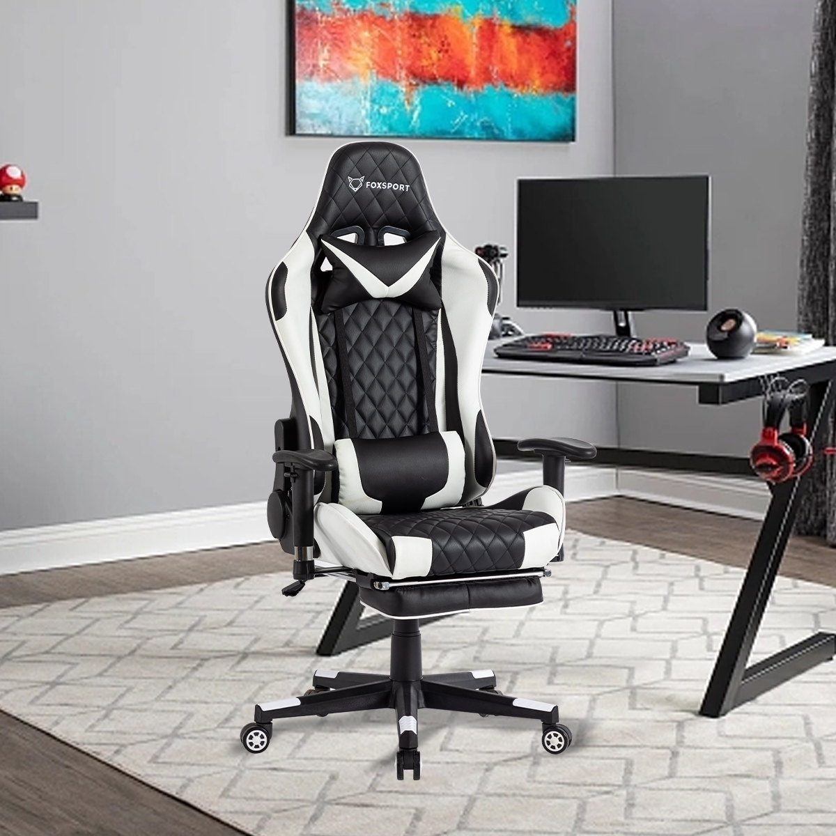Gaming-Stuhl in einem Raum. Er hat ein schwarz-weißes Design. Der Hintergrund hat einen Schreibtisch und einen Computer.