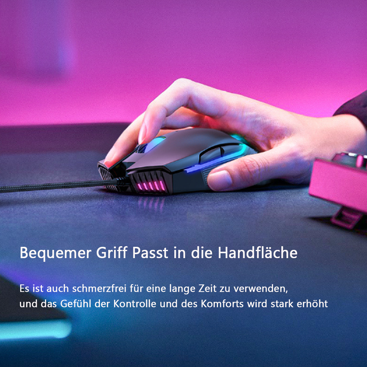 Hand einer Person, die eine Gaming-Maus auf einem Schreibtisch benutzt. Maus hat bunte Lichter.