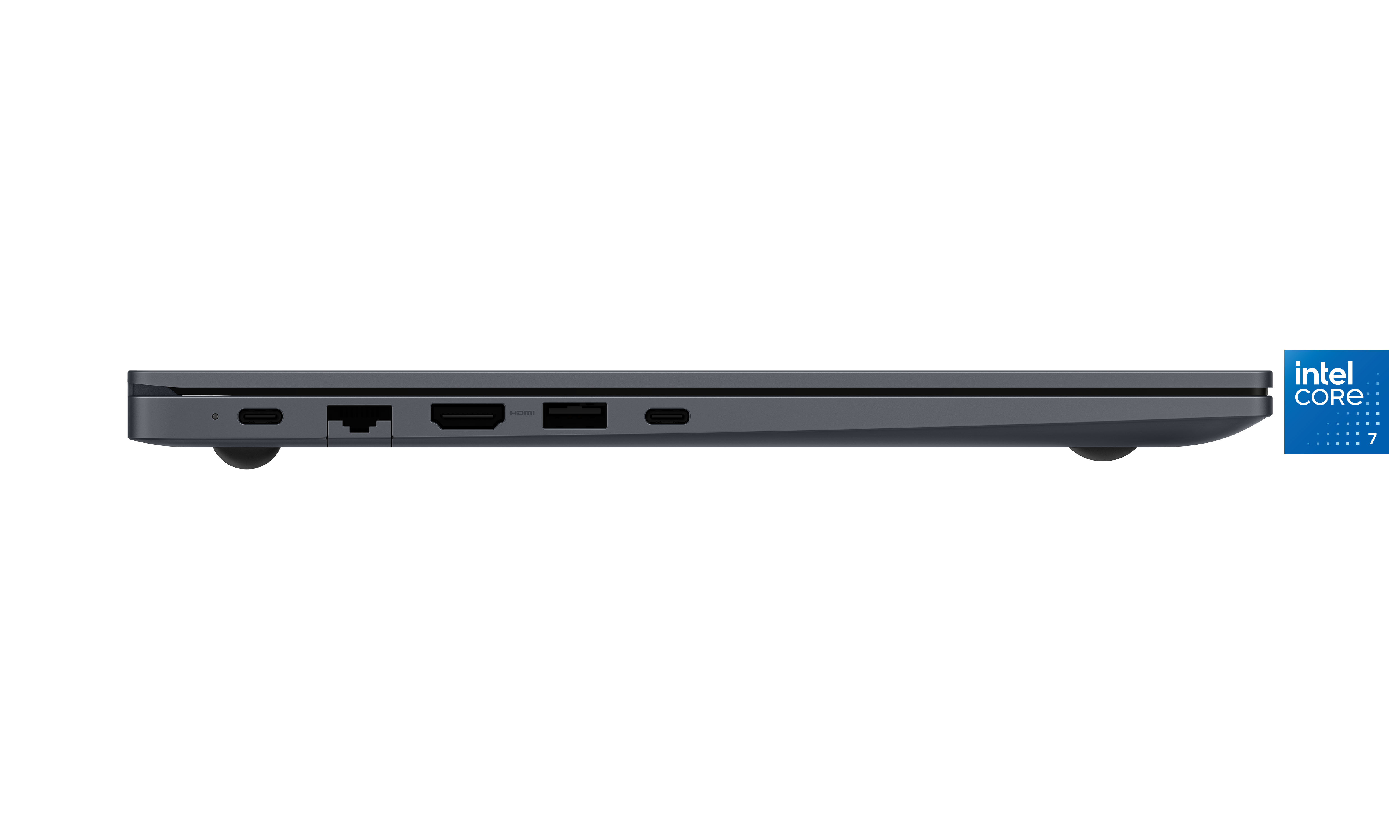 Vista lateral de un portátil gris oscuro con puertos y una pegatina Intel Core i7. El portátil está sobre un fondo blanco.