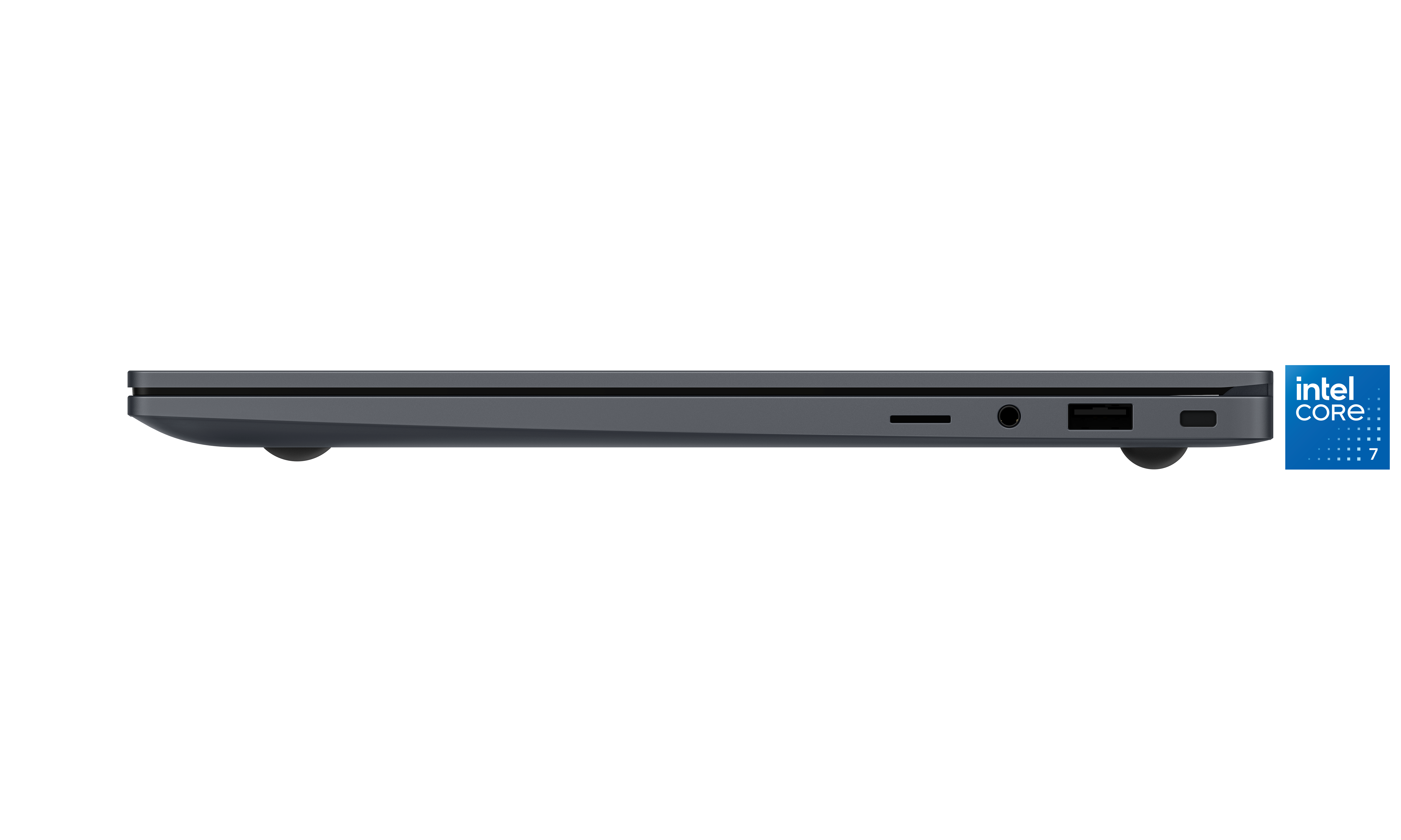 Vista lateral de un portátil gris oscuro. Los puertos visibles incluyen USB, conector de auriculares y ranura para tarjetas SD. Etiqueta Intel Core i7 presente.