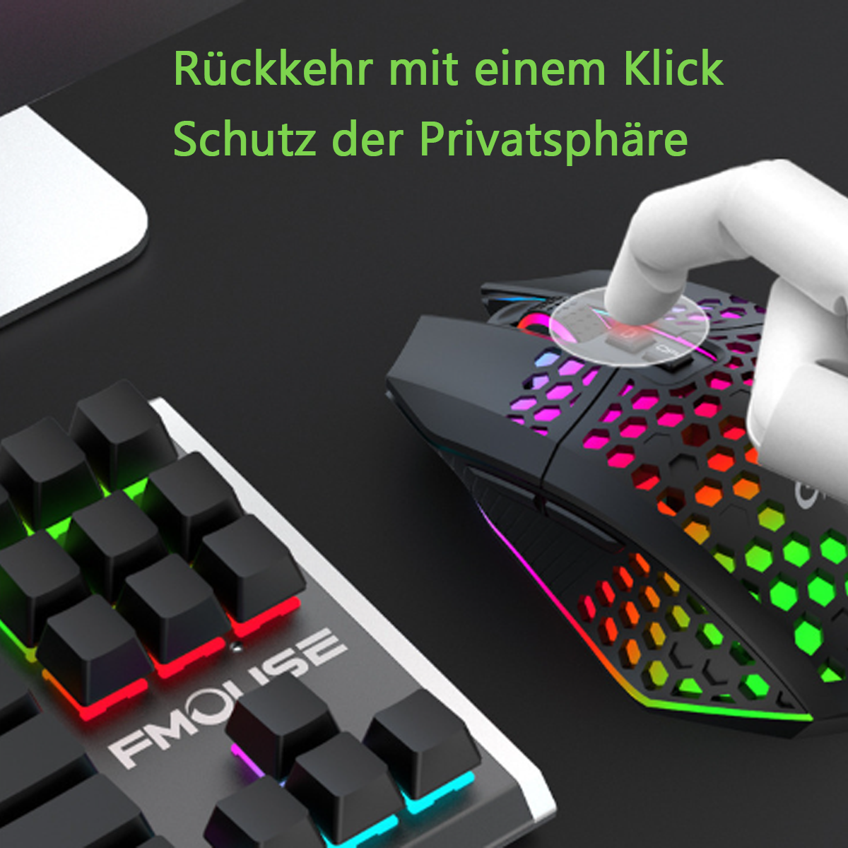 Hand klickt auf eine Taste einer schwarzen Maus mit RGB-Lichtern, neben einer Tastatur.
