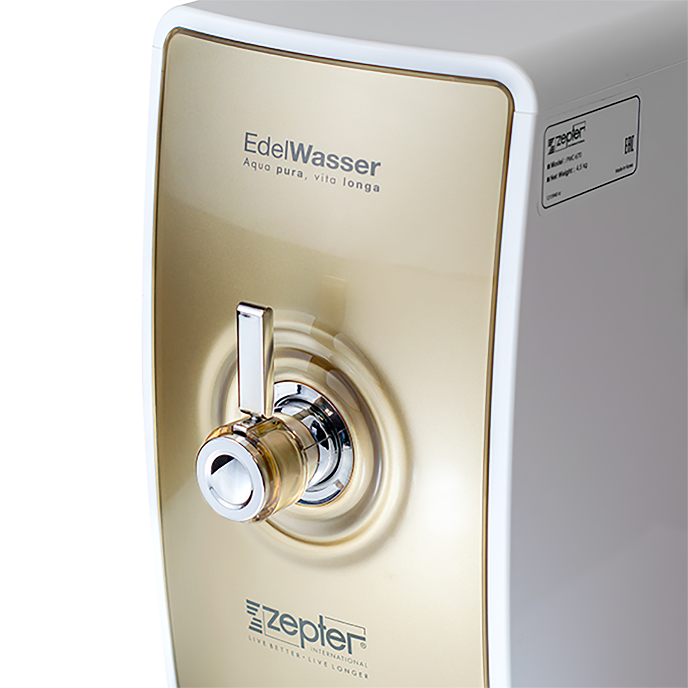 Ein weiß-goldener Wasserfilter mit Wasserhahn. Das Etikett lautet EdelWasser mit einem Slogan auf Deutsch.