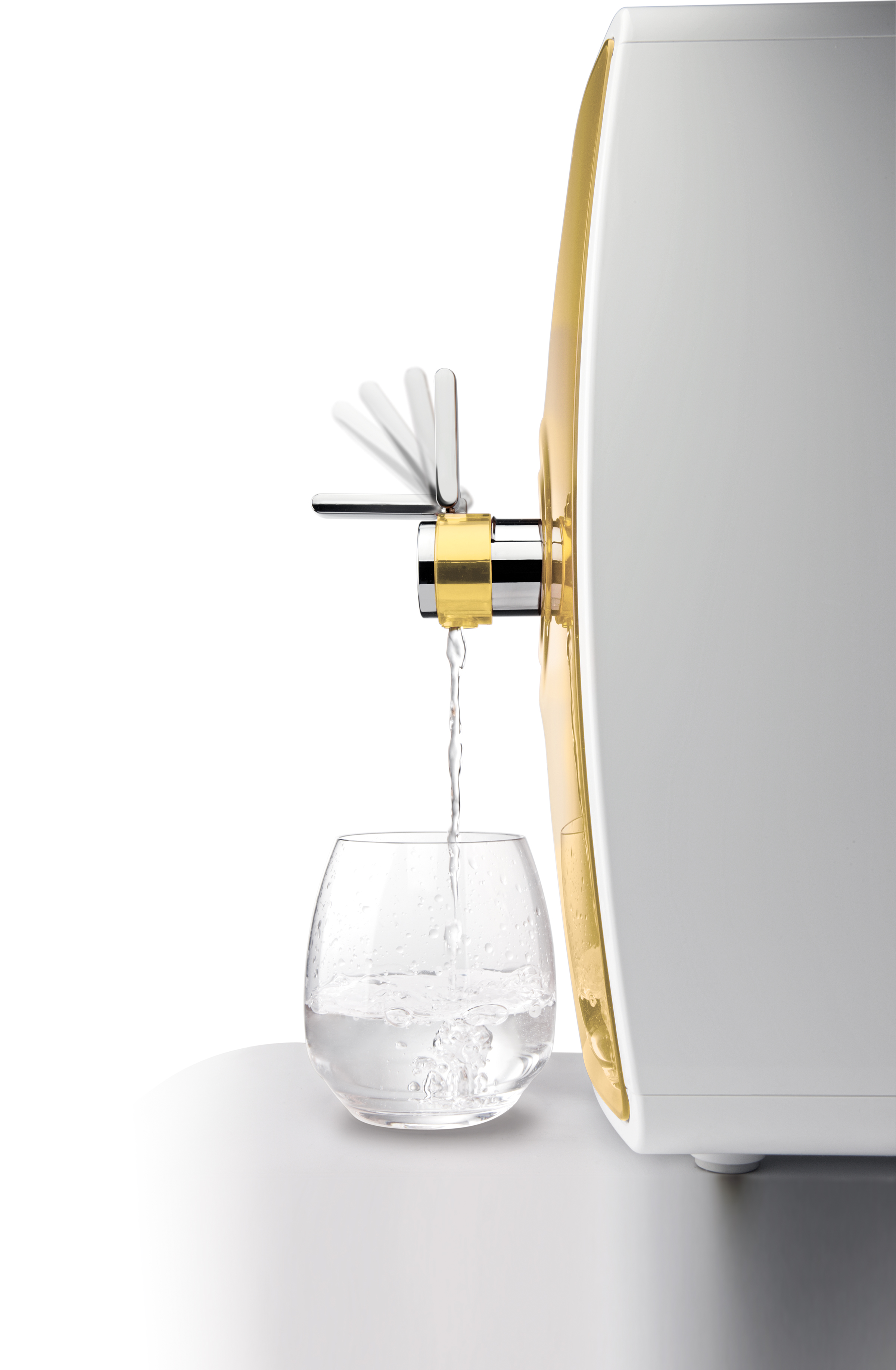 Weißer Wasserspender mit goldenen Akzenten, der Wasser in ein Glas abgibt.