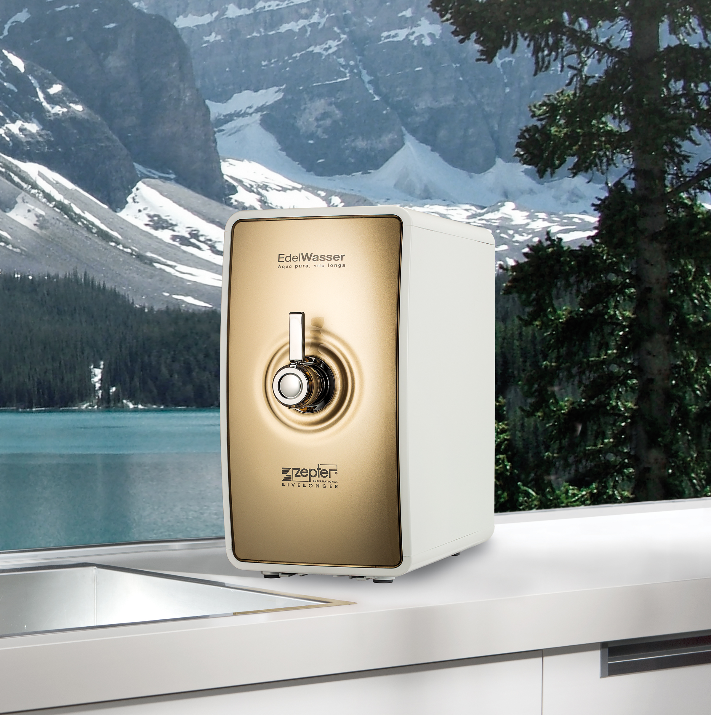 Ein Wasserreiniger mit Blick auf einen See. Der Reiniger ist gold und weiß.