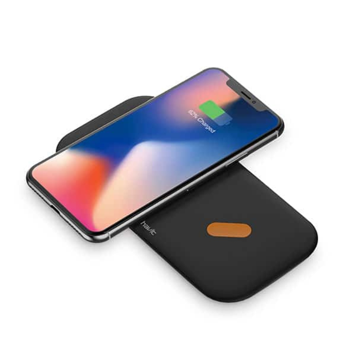 Un cargador inalámbrico negro con un teléfono cargando encima, que muestra un 62% de carga.