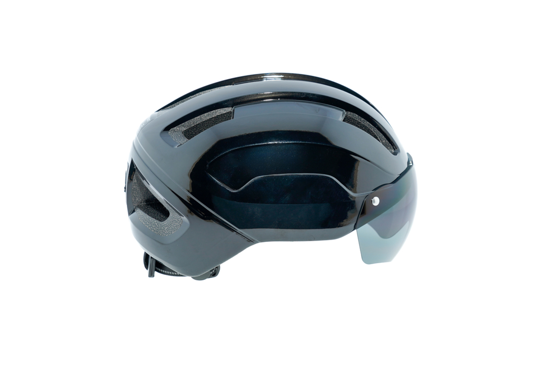 Un casco de bicicleta negro brillante con visera. El casco está sobre un fondo blanco, vista lateral.