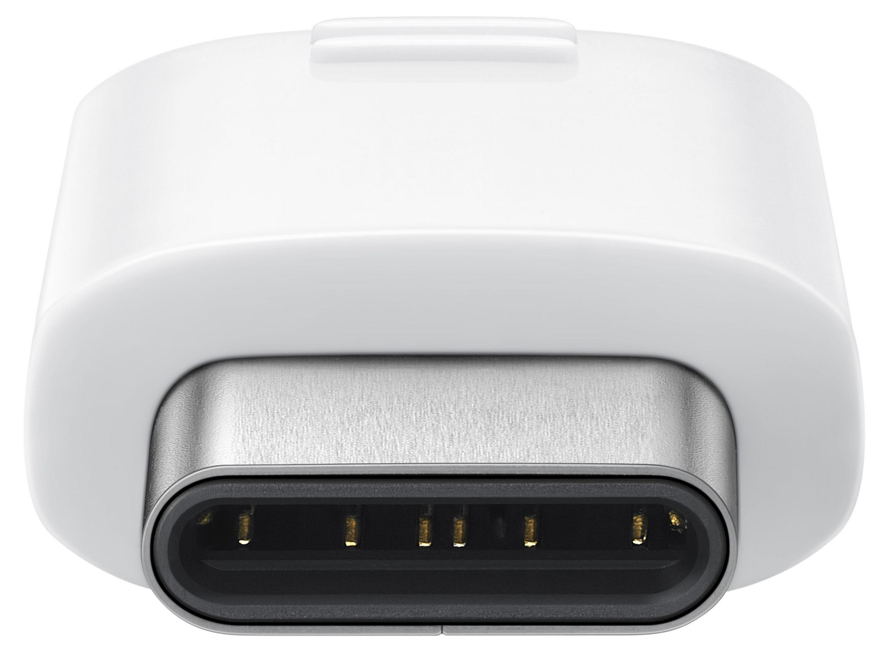 Zbliżenie białej przejściówki USB-C ze srebrnym portem.