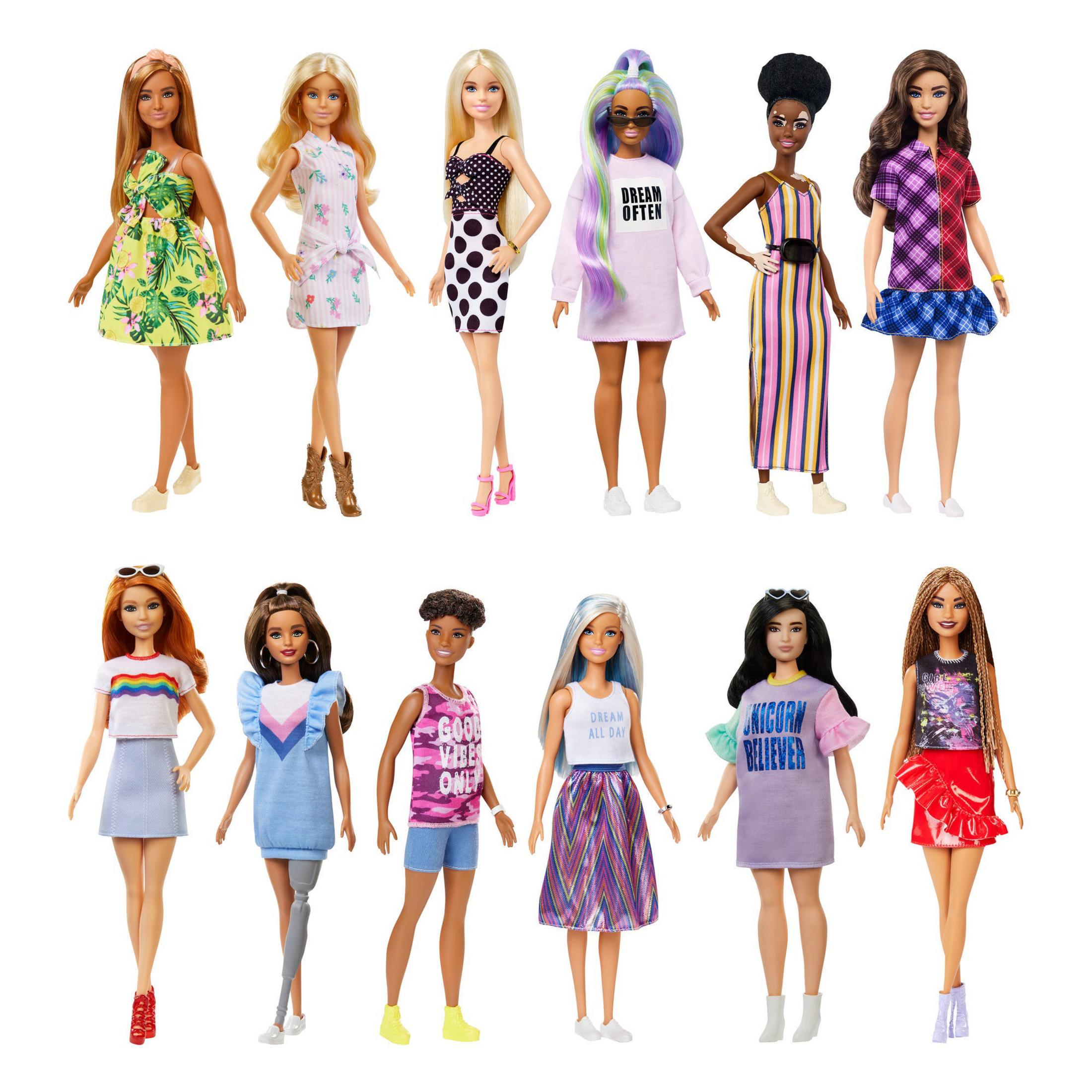 Doce muñecas Barbie con atuendos coloridos. Tienen diferentes tonos de piel y peinados. Fondo blanco.