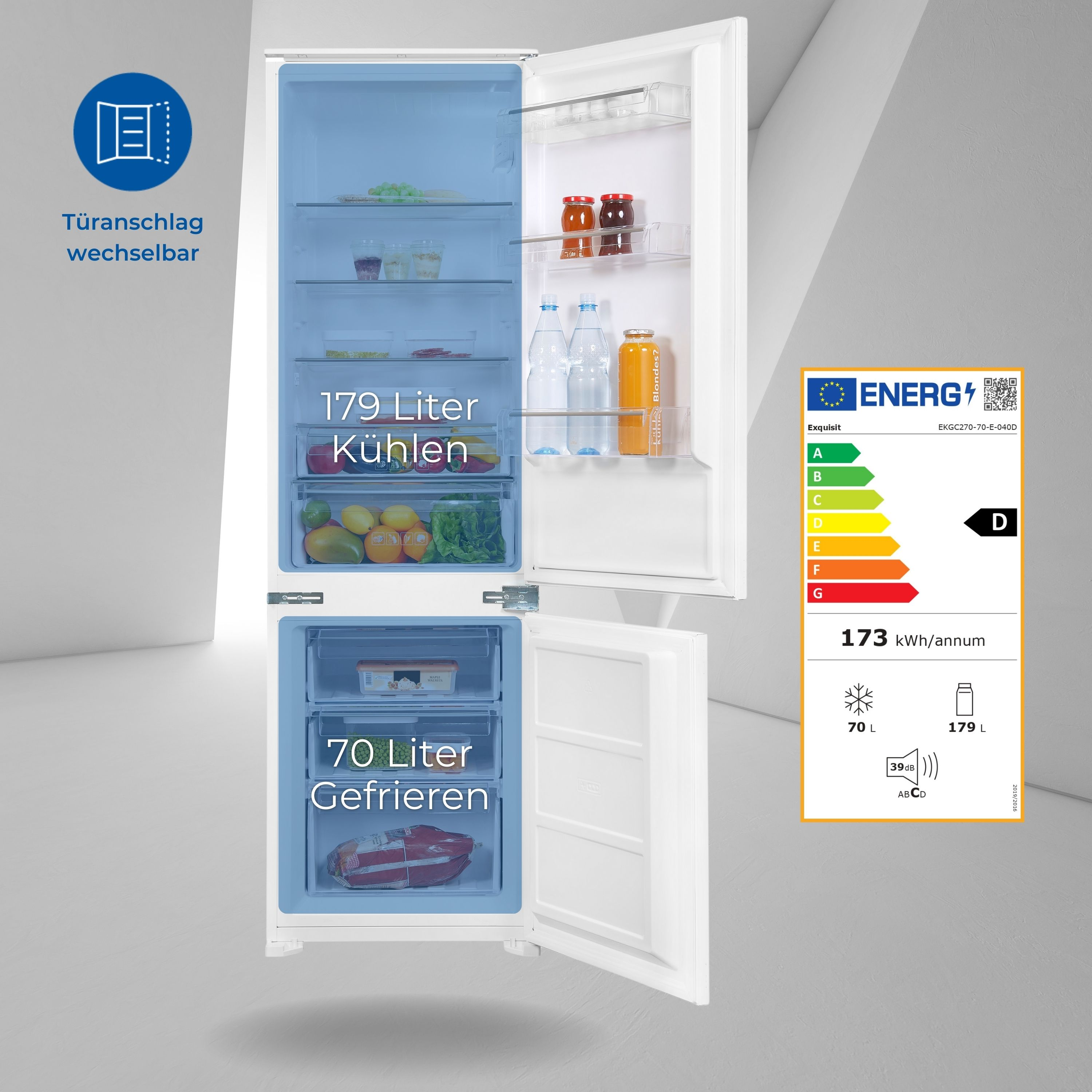 Weißer Kühlschrank mit offenen Türen. Zeigt Regale mit Lebensmitteln, Energieetikett und Text auf Deutsch.