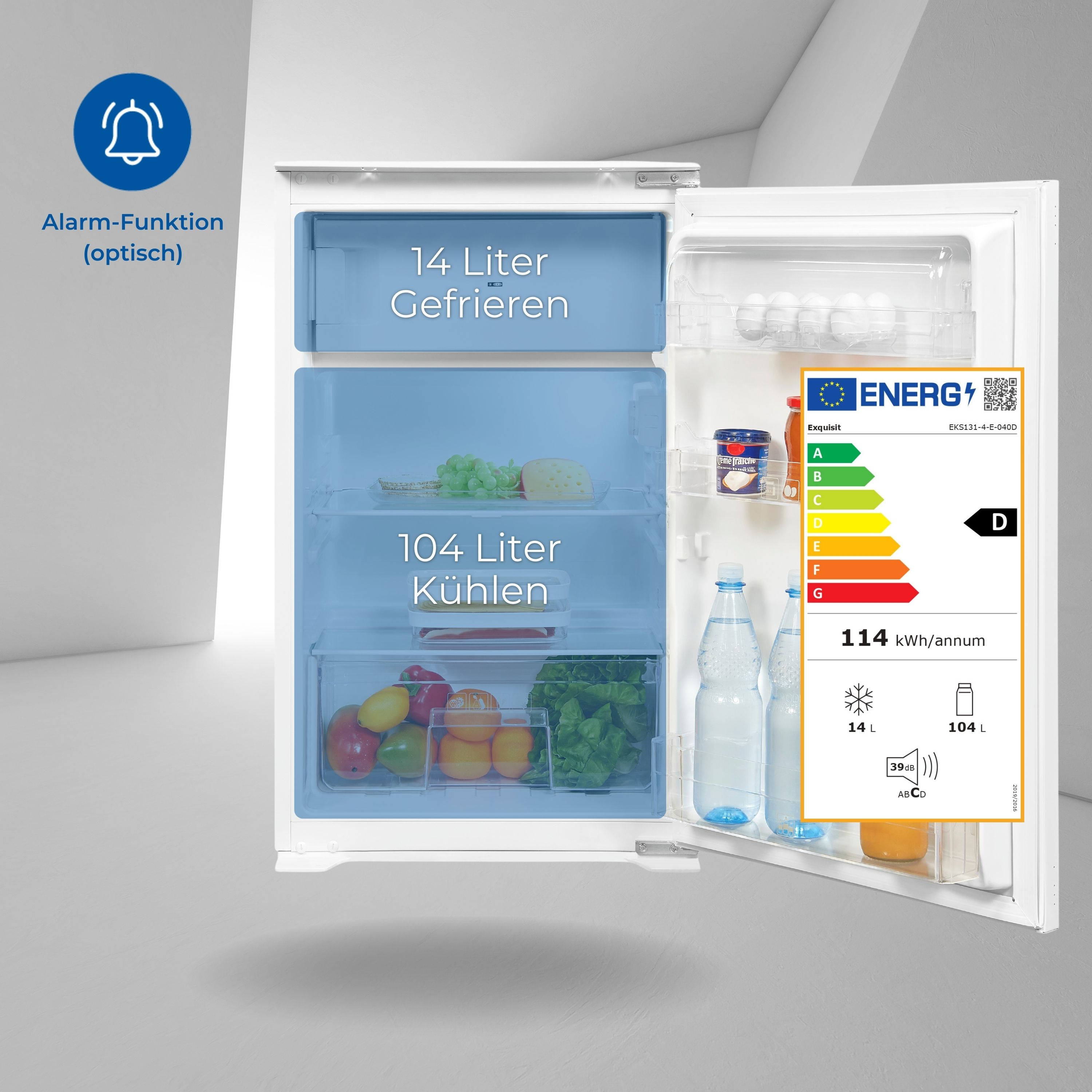 Weißer Kühlschrank mit offener Tür, zeigt Regale und Energielabel. Blaue Markierungen.
