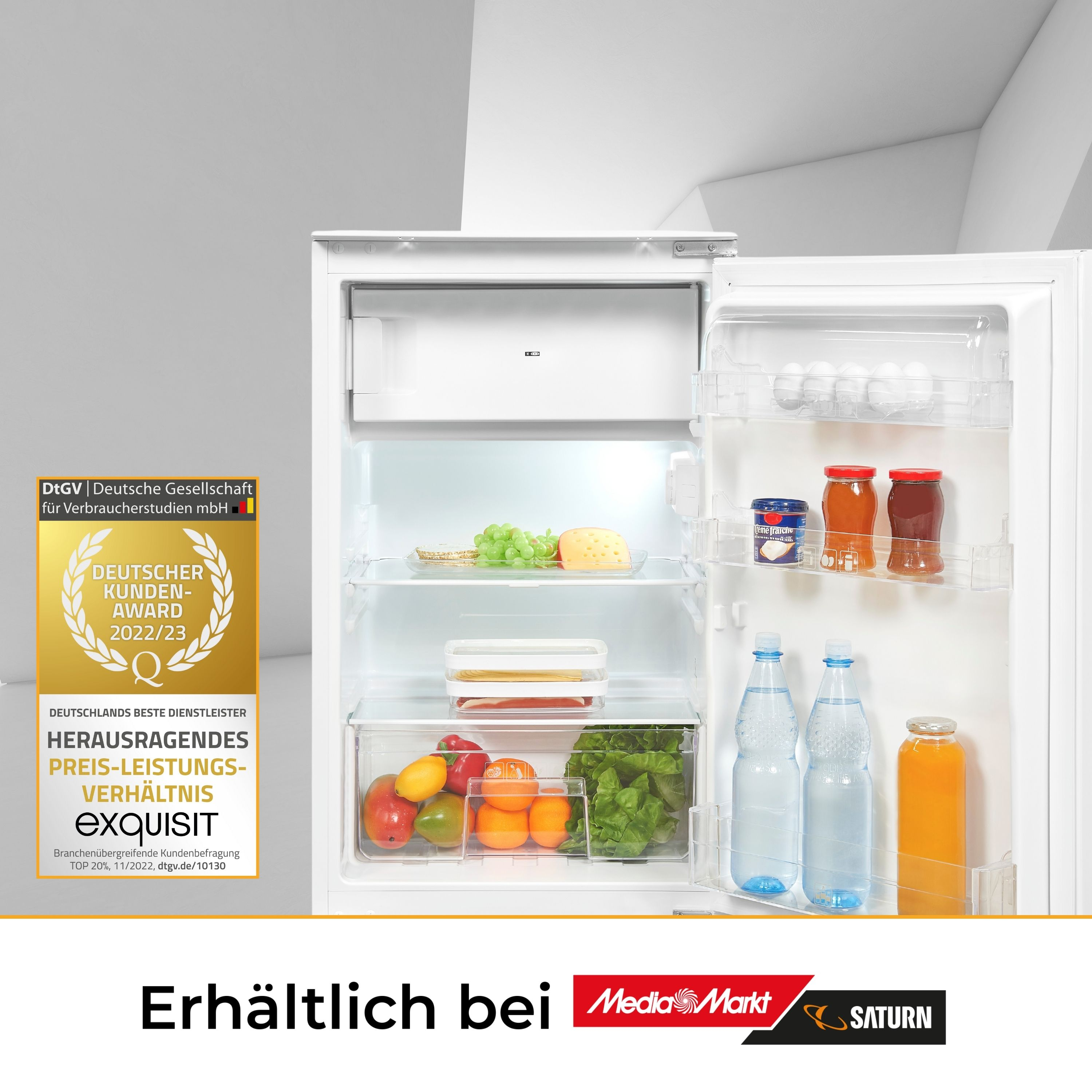 Ein Kühlschrank mit Lebensmitteln, mit einer Auszeichnung an der Tür.