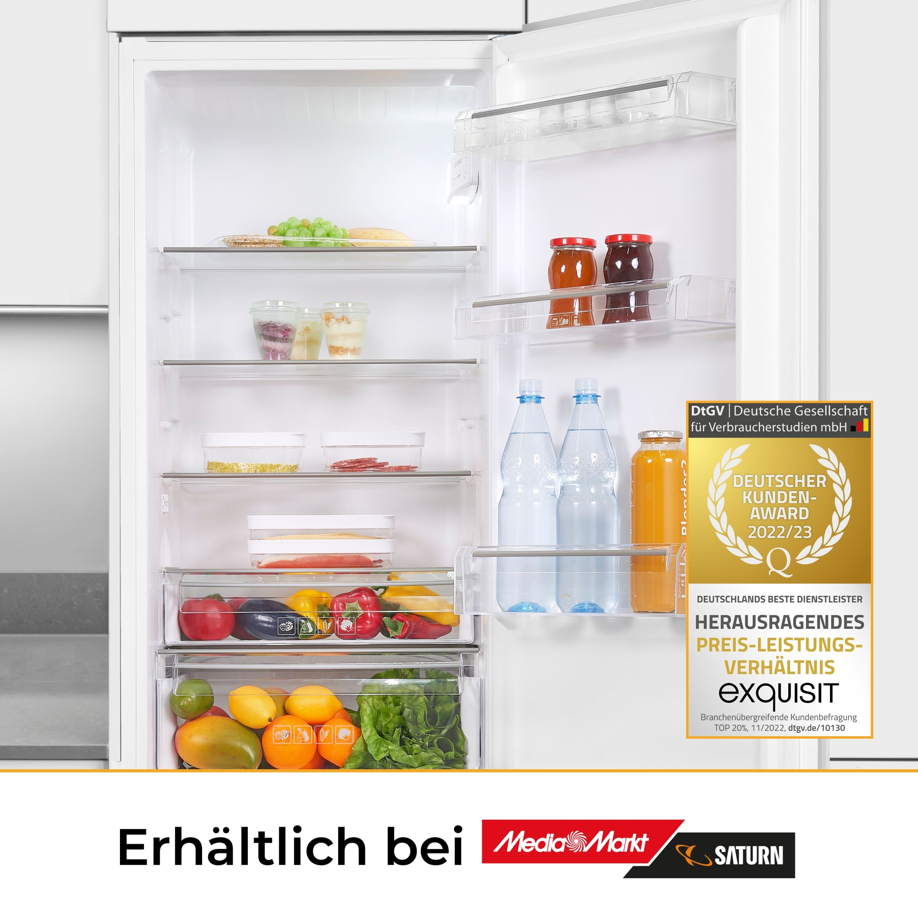 Kühlschrankinnenraum mit Regalen voller Essen und Getränke sowie einer Kundenzufriedenheitsauszeichnung.